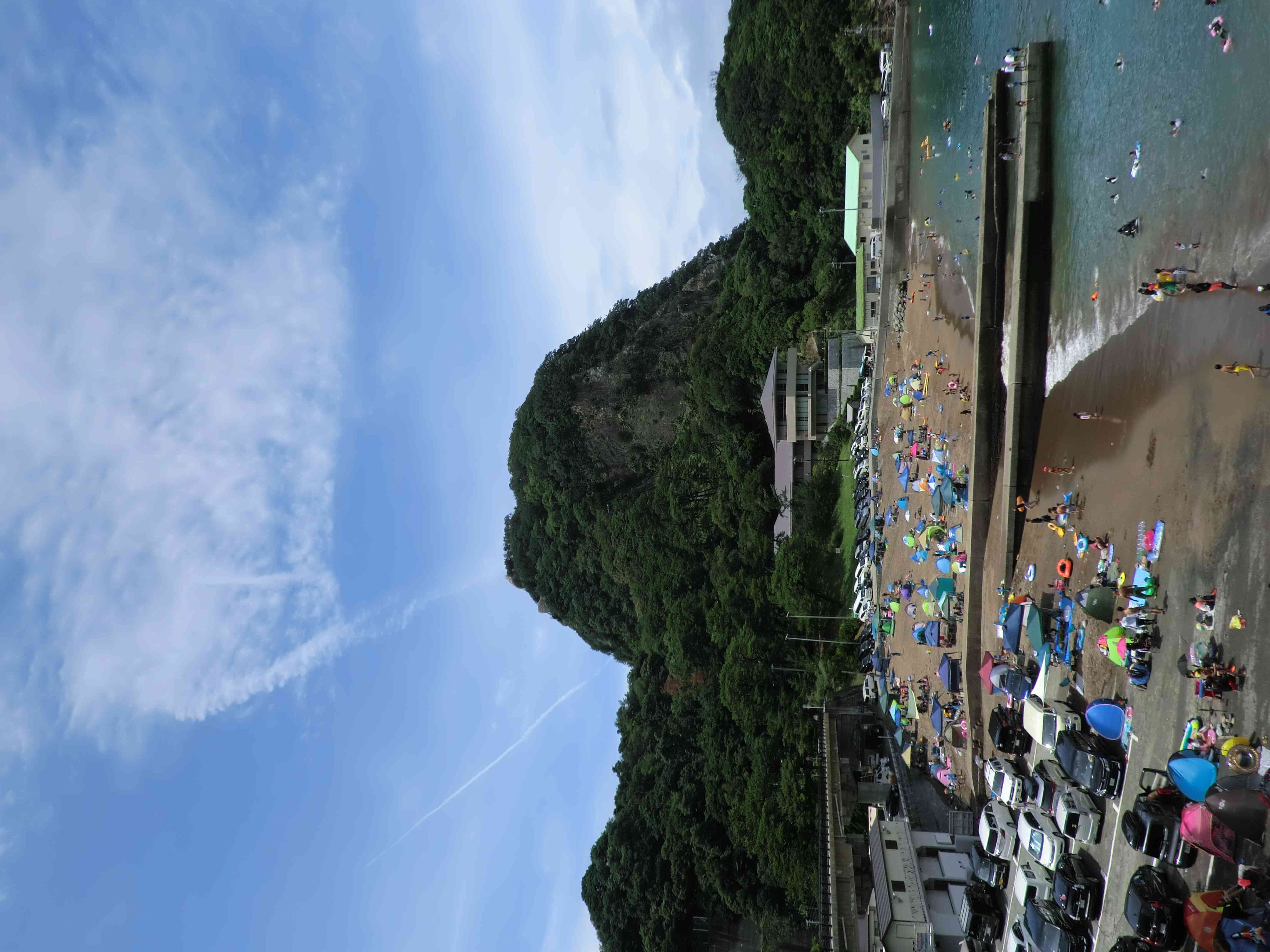 晴れた日には海岸の正面に富士山が見えます。