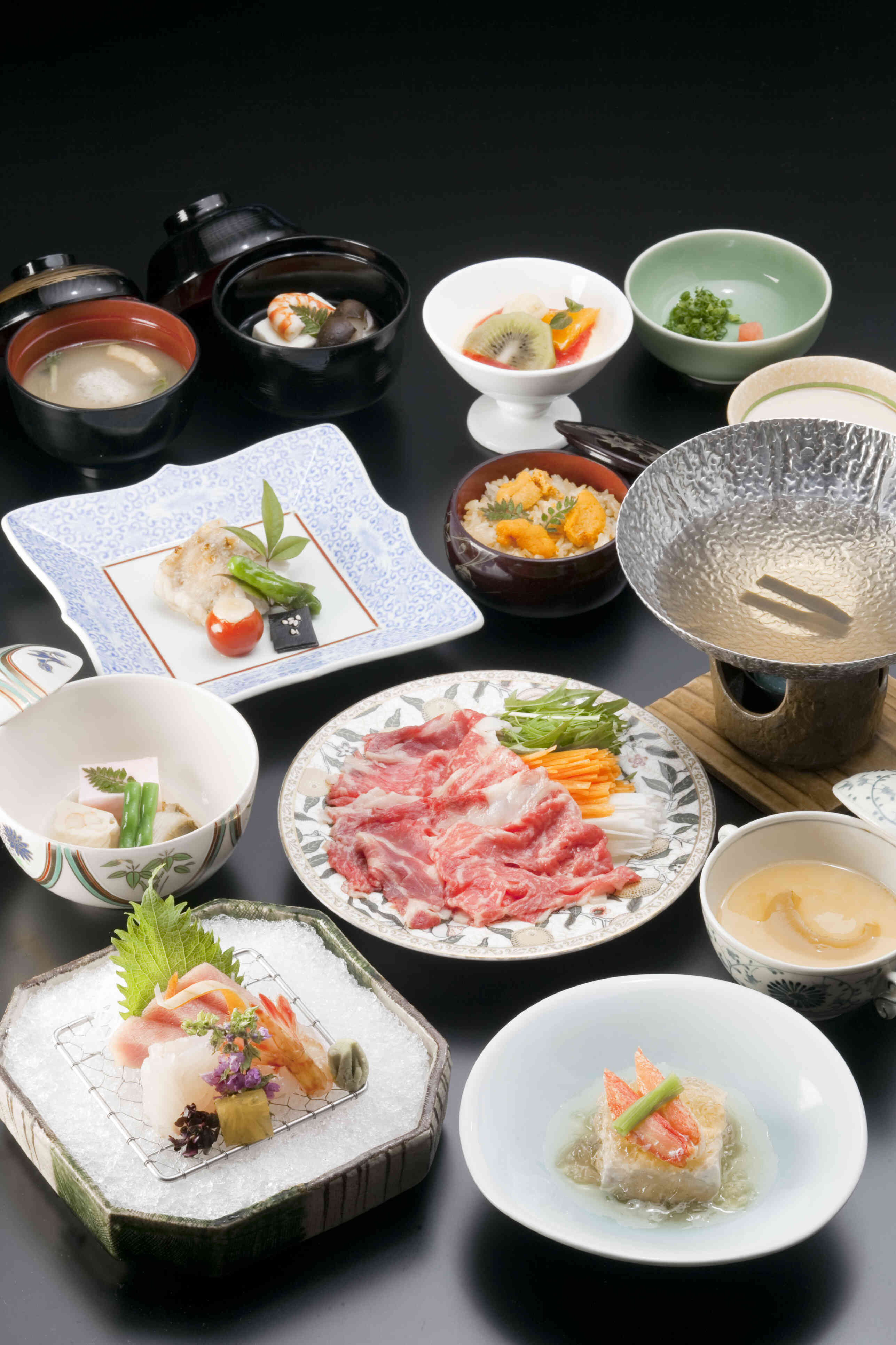 駿河湾の魚介類・箱根西麓野菜などの新鮮な旬の素材から生まれる本格日本料理。