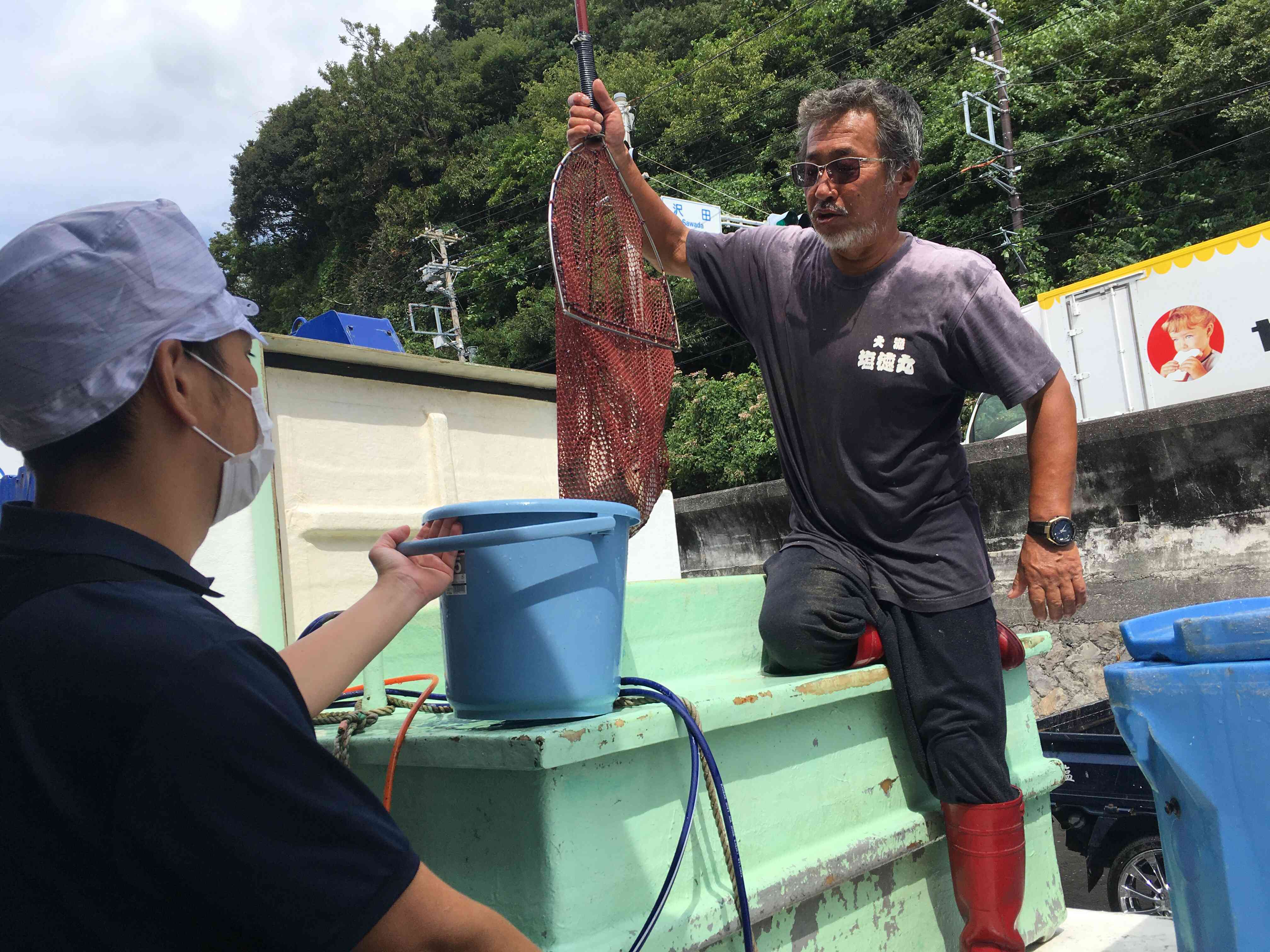 漁師さんからの活魚受け取り