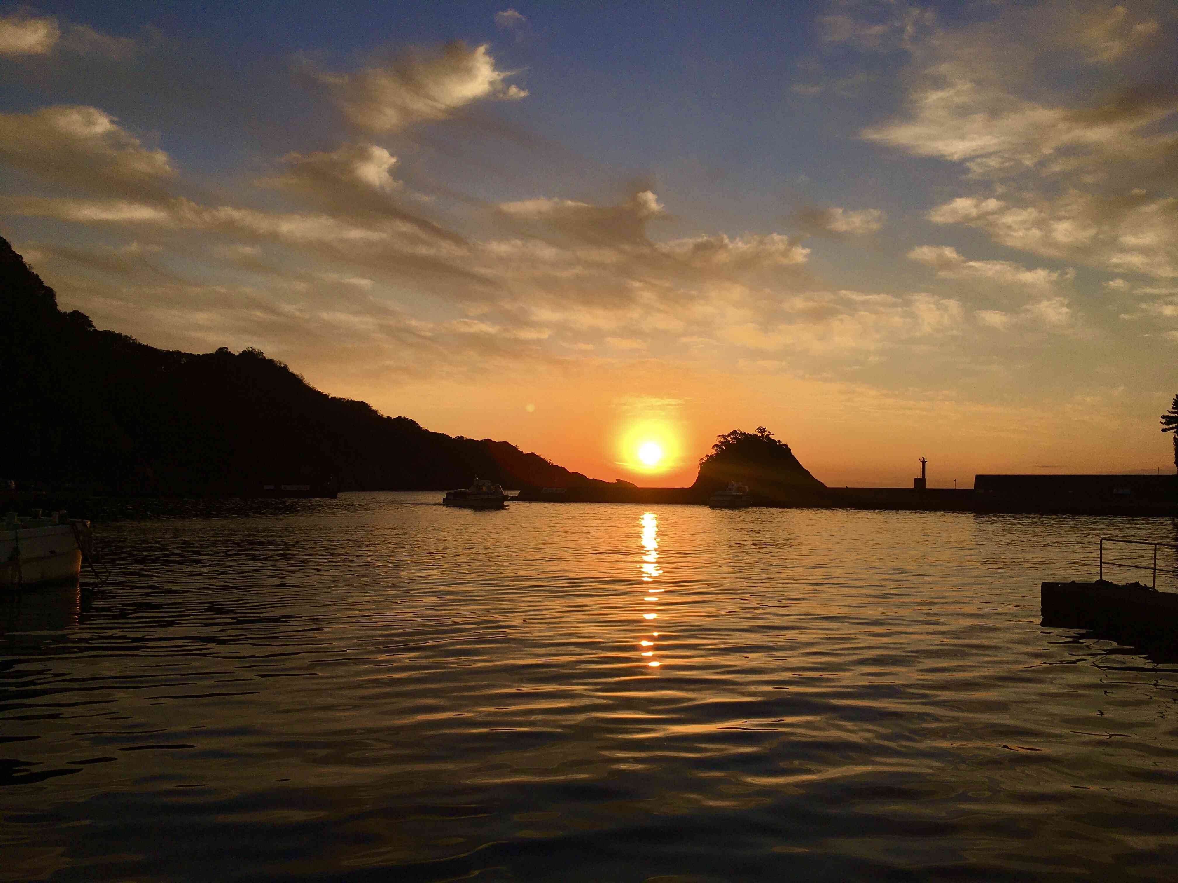 店舗前から望める夕景