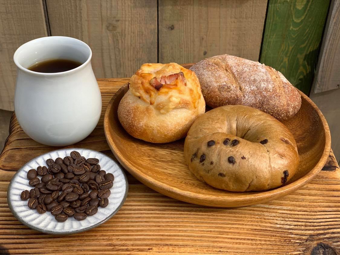 天然酵母パンと自家焙煎コーヒーはテイクアウトもできます。