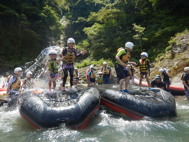 身長100ｃｍ以上から参加可能なキッズラフティングは大人も子供も一緒に楽しめます。