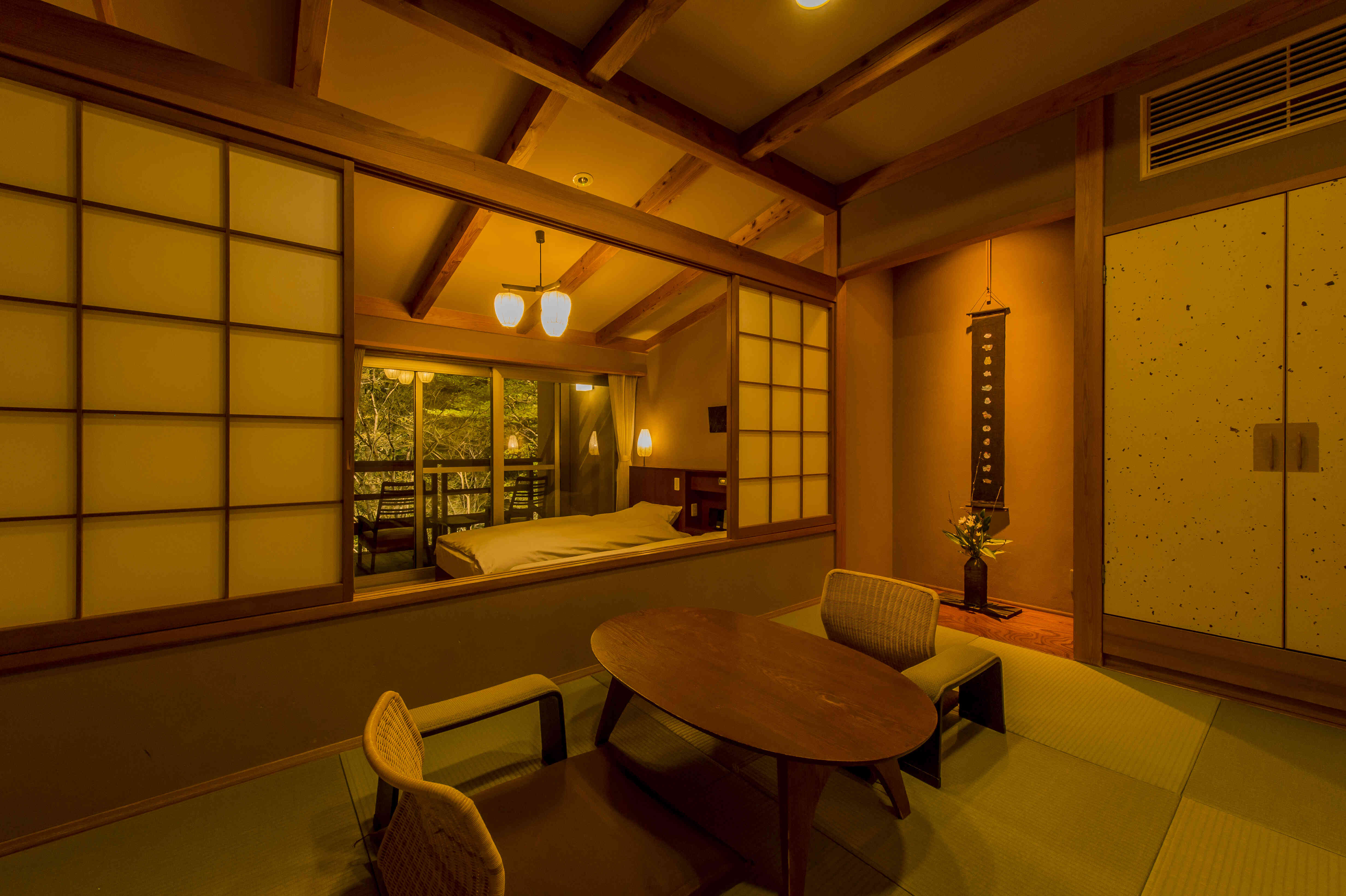 和の雰囲気と現代的な機能を持ち合わせた客室、シンプルで調和のとれた和洋室