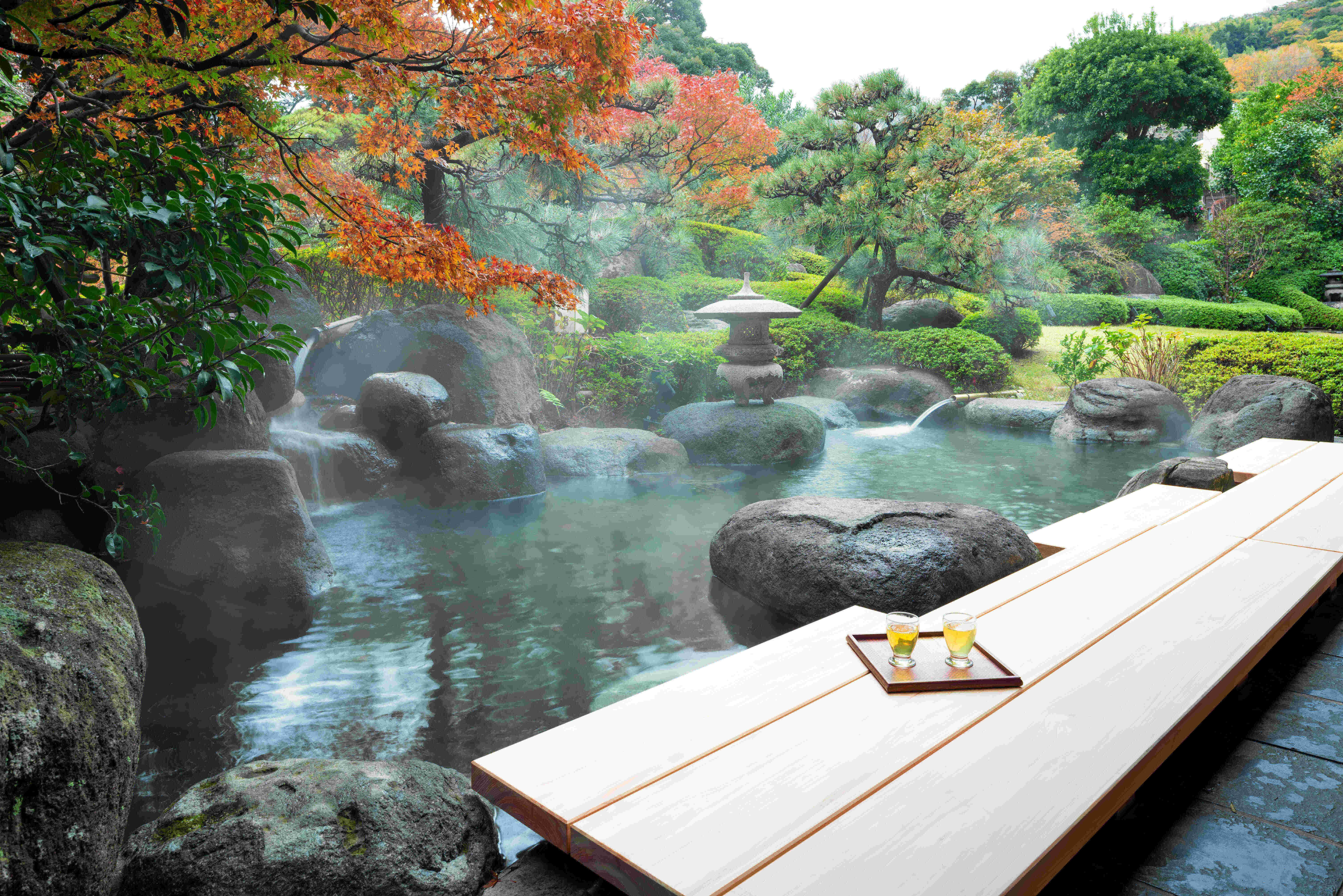 日本庭園を眺めながら浸かれる足湯