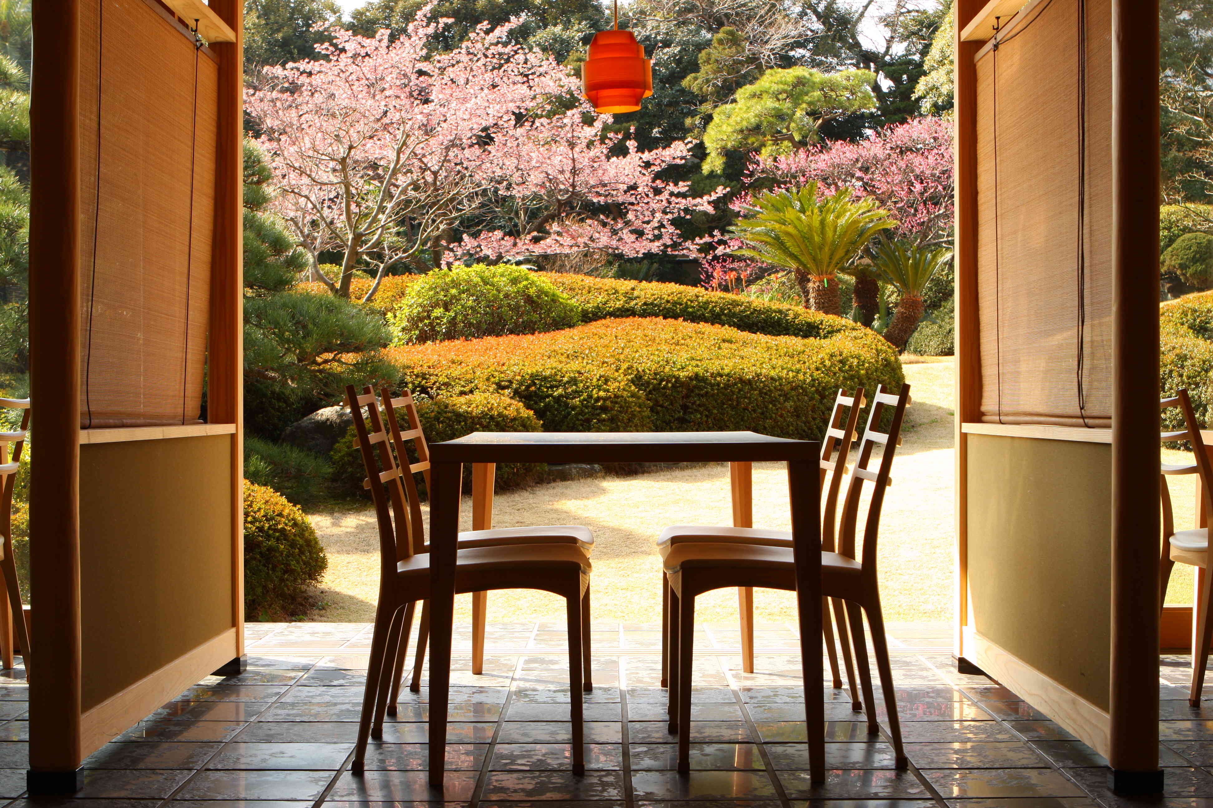 四季折々の花を愛でつつ、お食事をお楽しみいただきます
