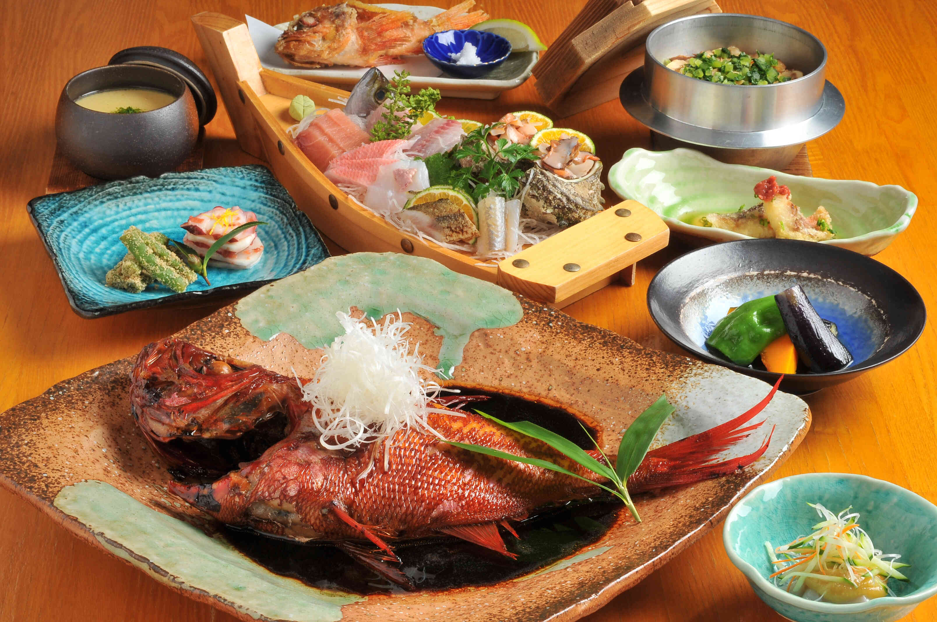 名物の超特大金目鯛の煮付けは15年ものの秘伝のタレで煮込みます。