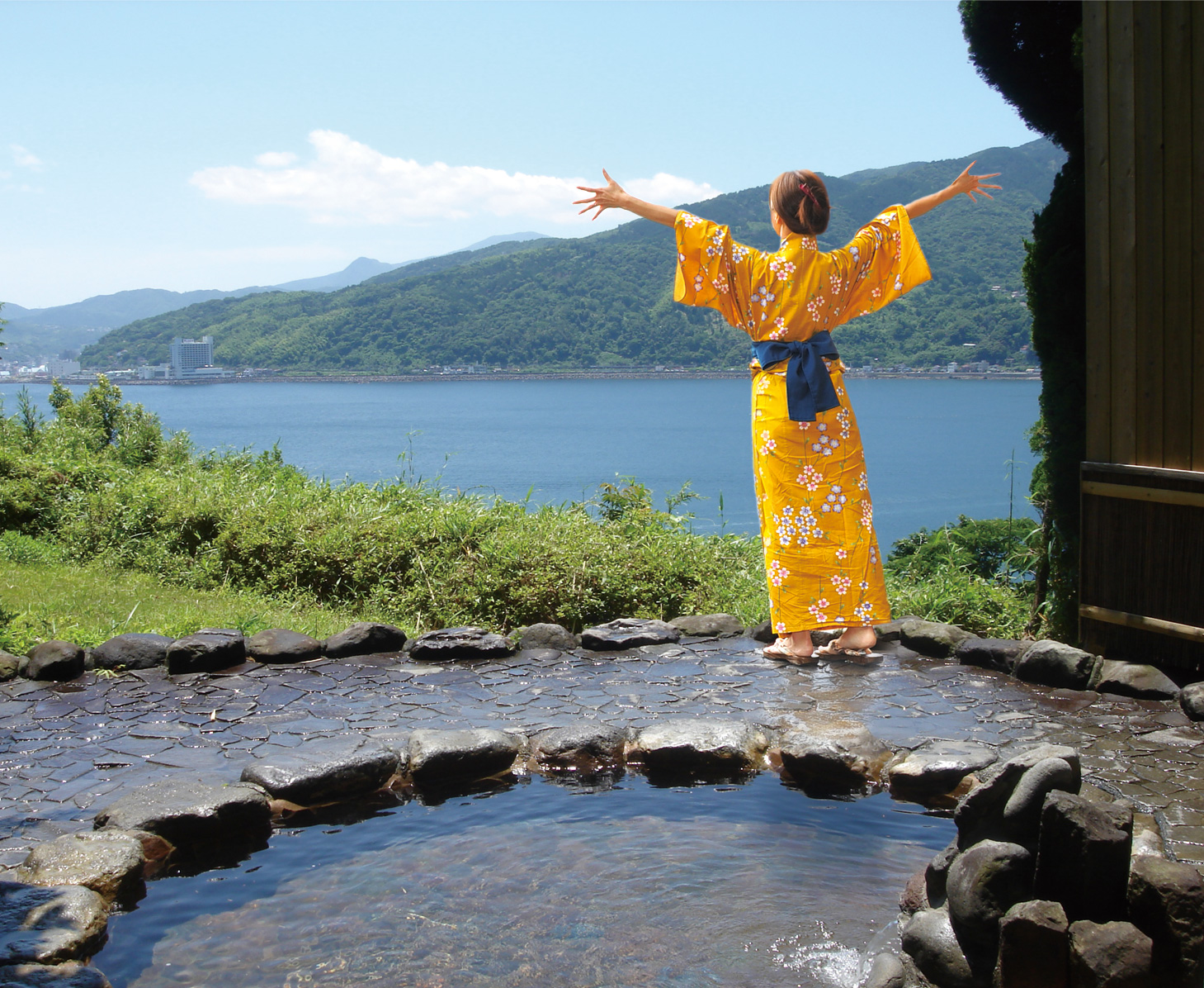 絶景露天風呂は無料貸切可能で、源泉かけ流しの温泉を堪能できます。