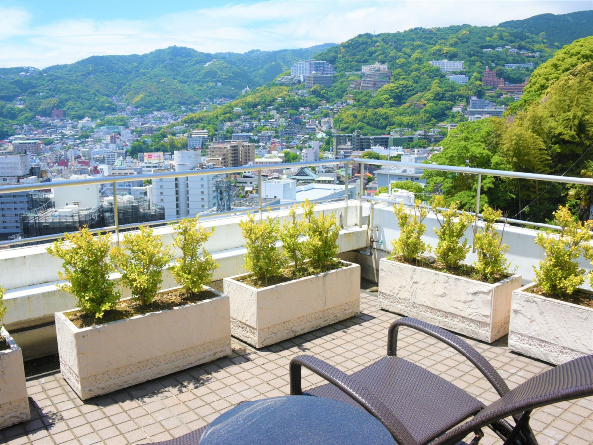 上層階からの眺め一例でございます。快晴時には熱海を囲む山々を広く見渡すことが出来ます。