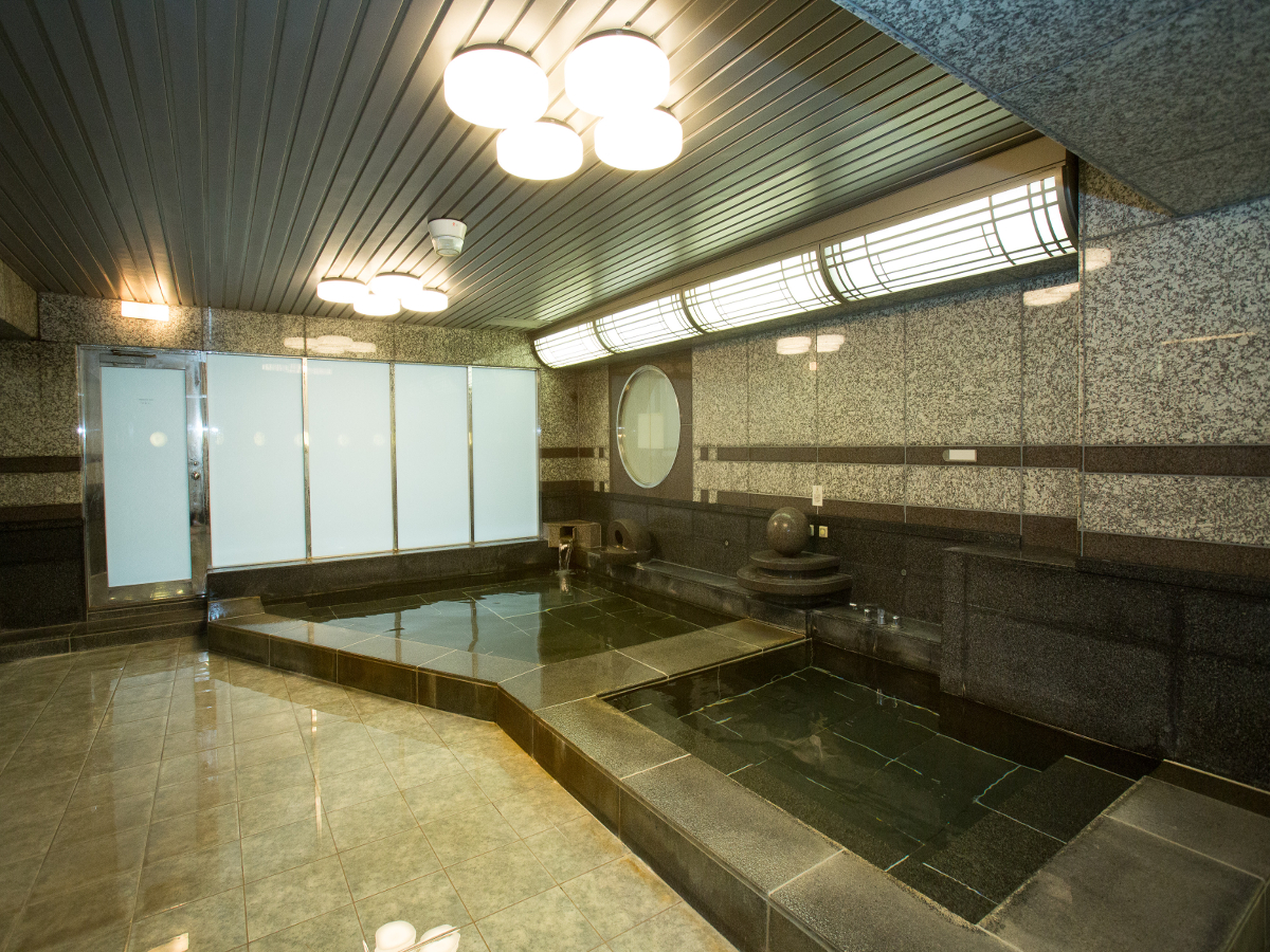 大浴場は勿論温泉でございます。熱海の伝統的な温泉でリラックスできます