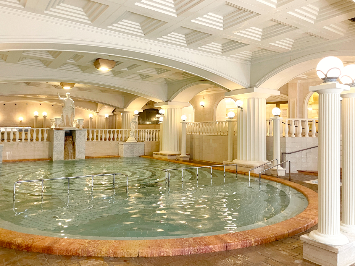 ローマ風呂　最大300名まで入れる大きな浴場