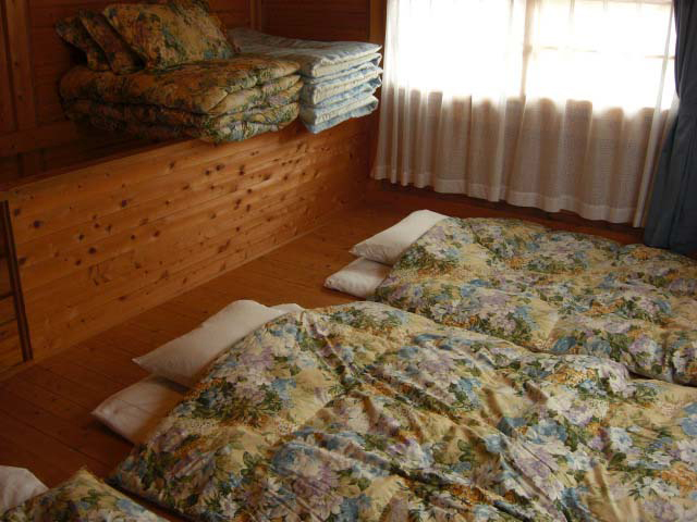 2F　寝室、布団セット、枕、アエコン。