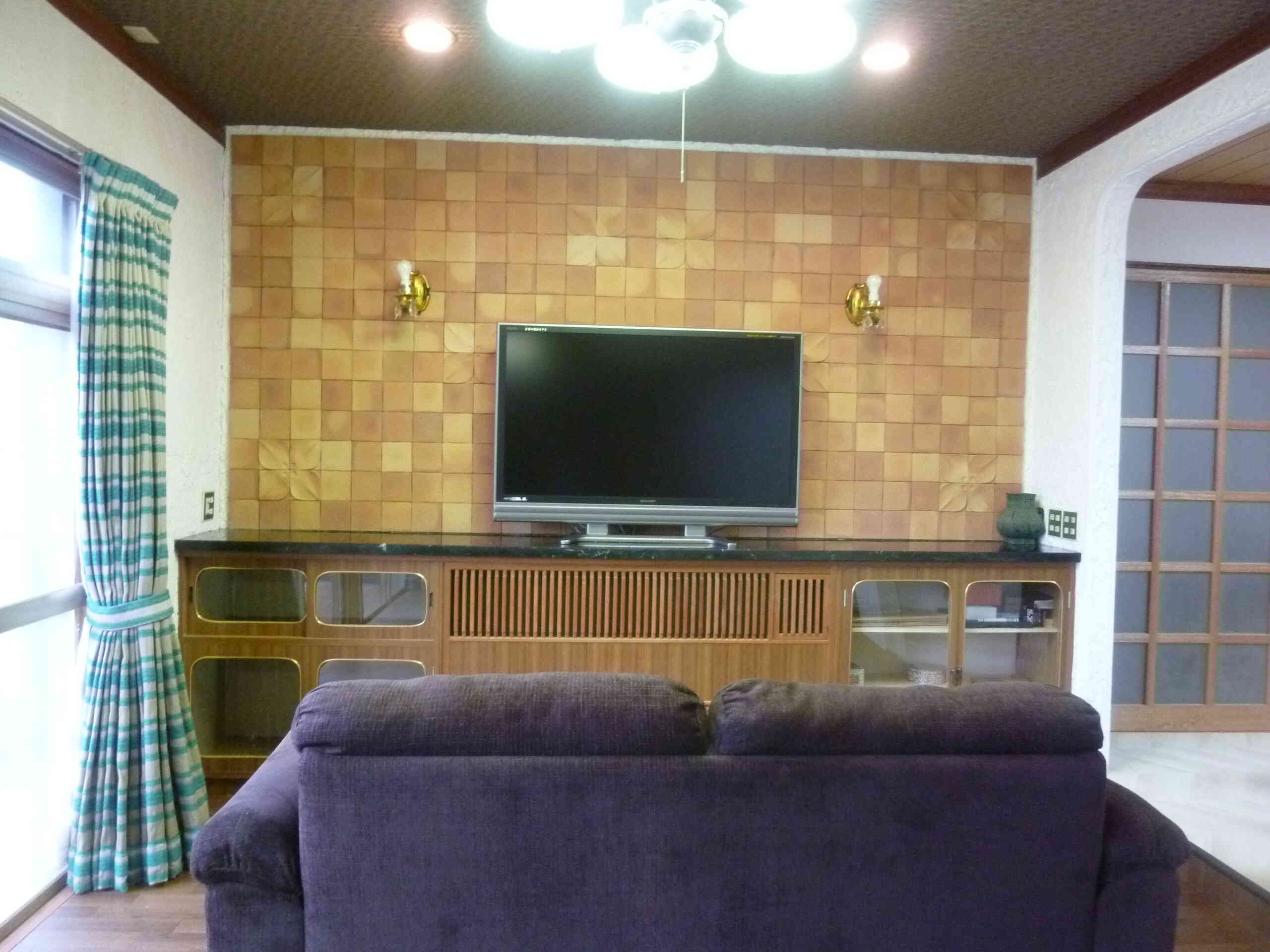大型TVを備えたリビングルーム