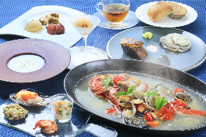 夕食は南仏風フルコースに舌鼓！
ボリューム一杯のお魚andお肉のダブルメイン！
前菜、スープ、お魚メイン、お口直し、お肉メイン、デザートで満腹！