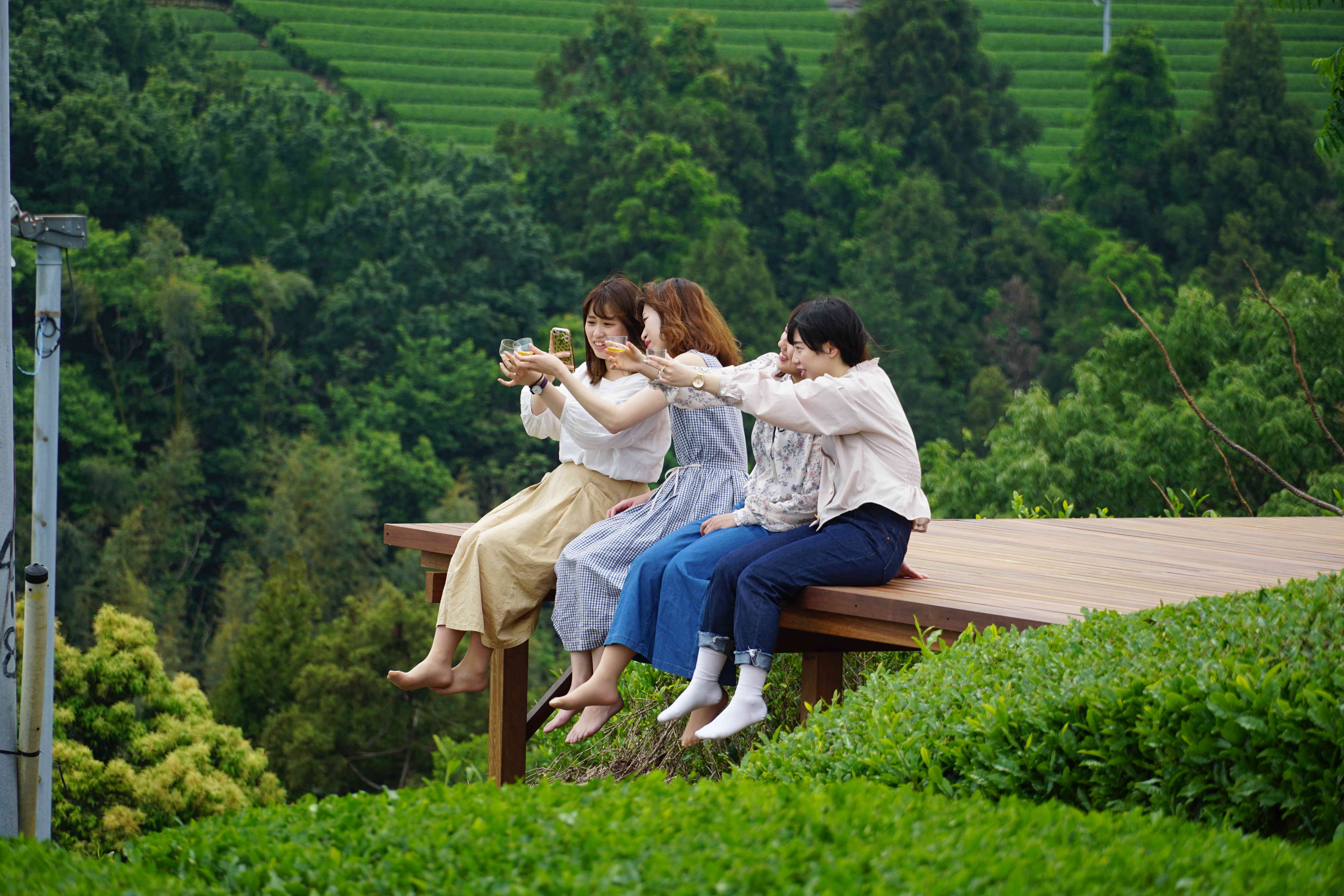 一面に広がる茶畑の開放感の中、その土地で育まれたお茶を飲みながら、好きな人と、思い思いに自由な時間をお楽しみください。