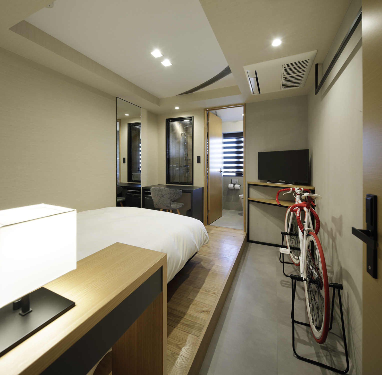 旅のパートナーである大切な自転車をお持ち込みいただける客室も用意しています。また、レセプションでは、メンテナンスアイテムの貸し出しをしています。