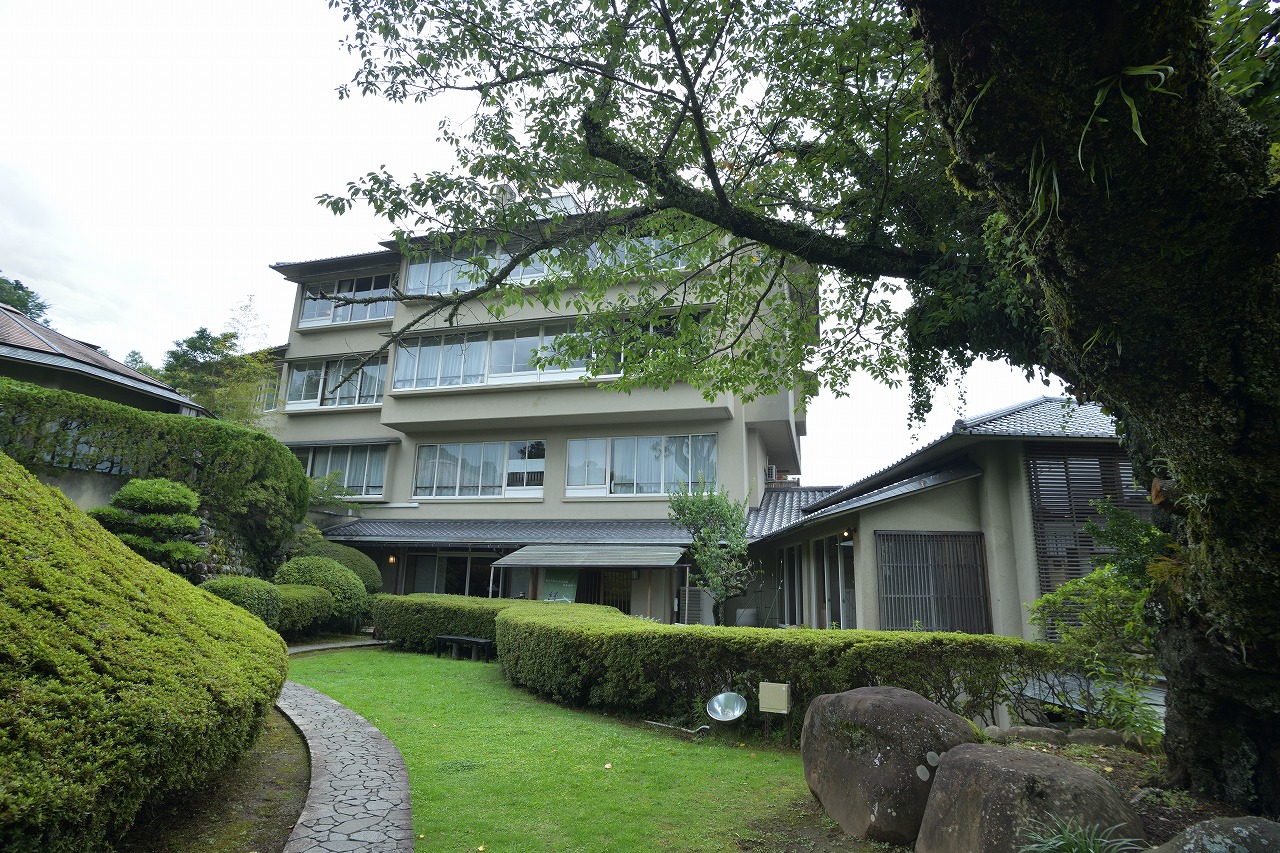 四季折々の風情が愉しめる日本庭園から本館を臨む