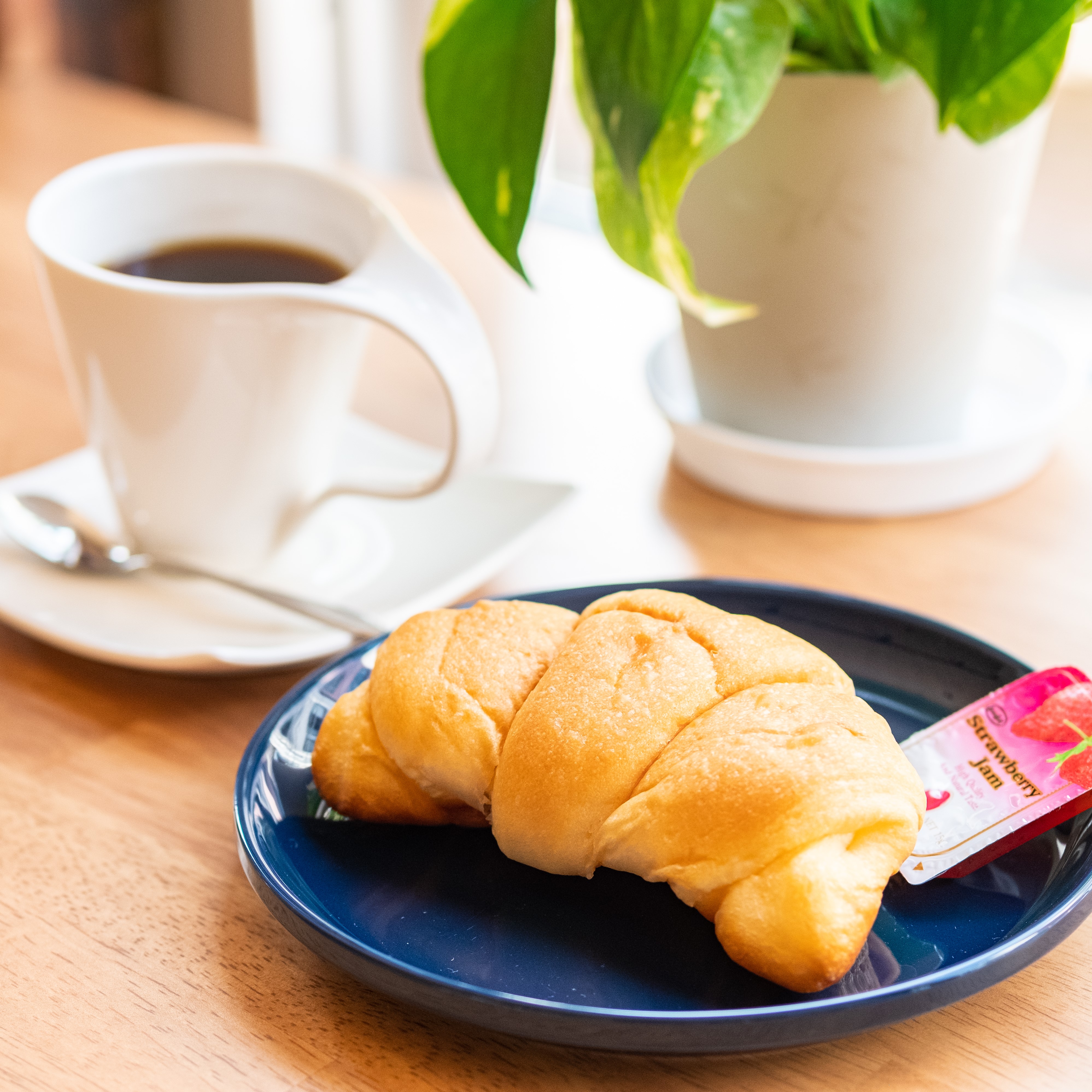 一杯づつ淹れるオリジナルブレンドコーヒーとクロワッサンの朝食サービス