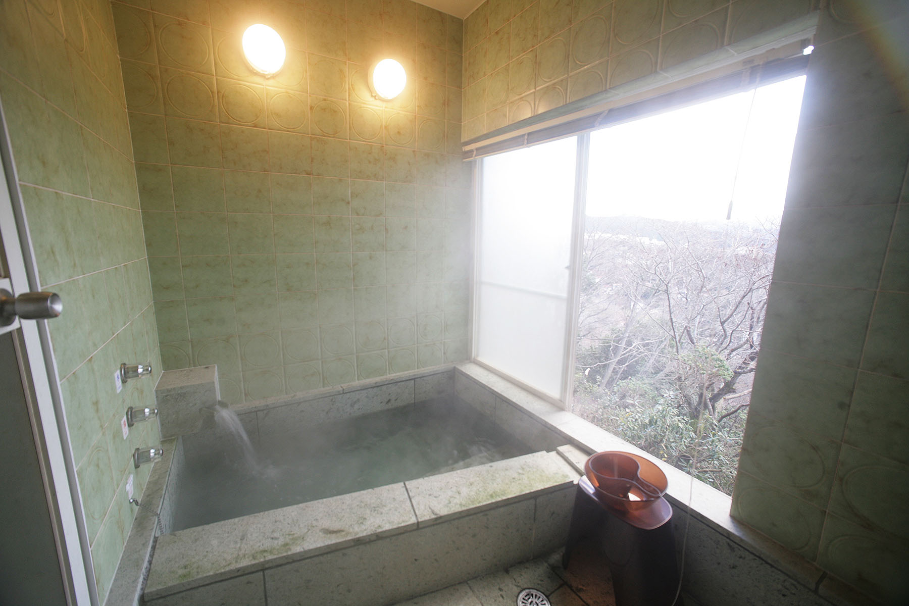 窓を開けてお風呂に入れます。貴重な総伊豆石造りのお風呂、お風呂から高く上がる花火もご覧いただけます。