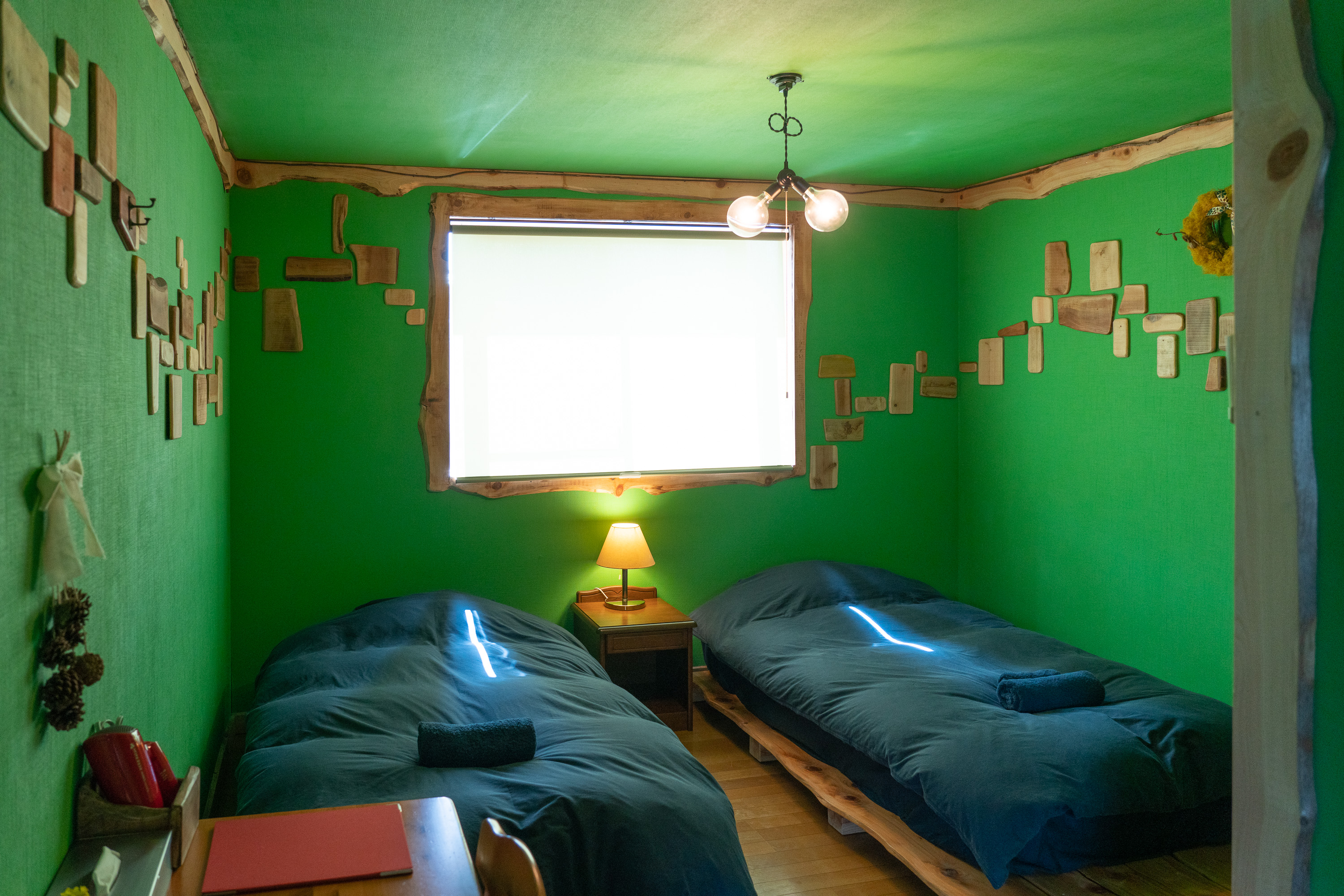 内装に伊豆の木を使った洋室。違った趣きのお部屋もご用意しています。