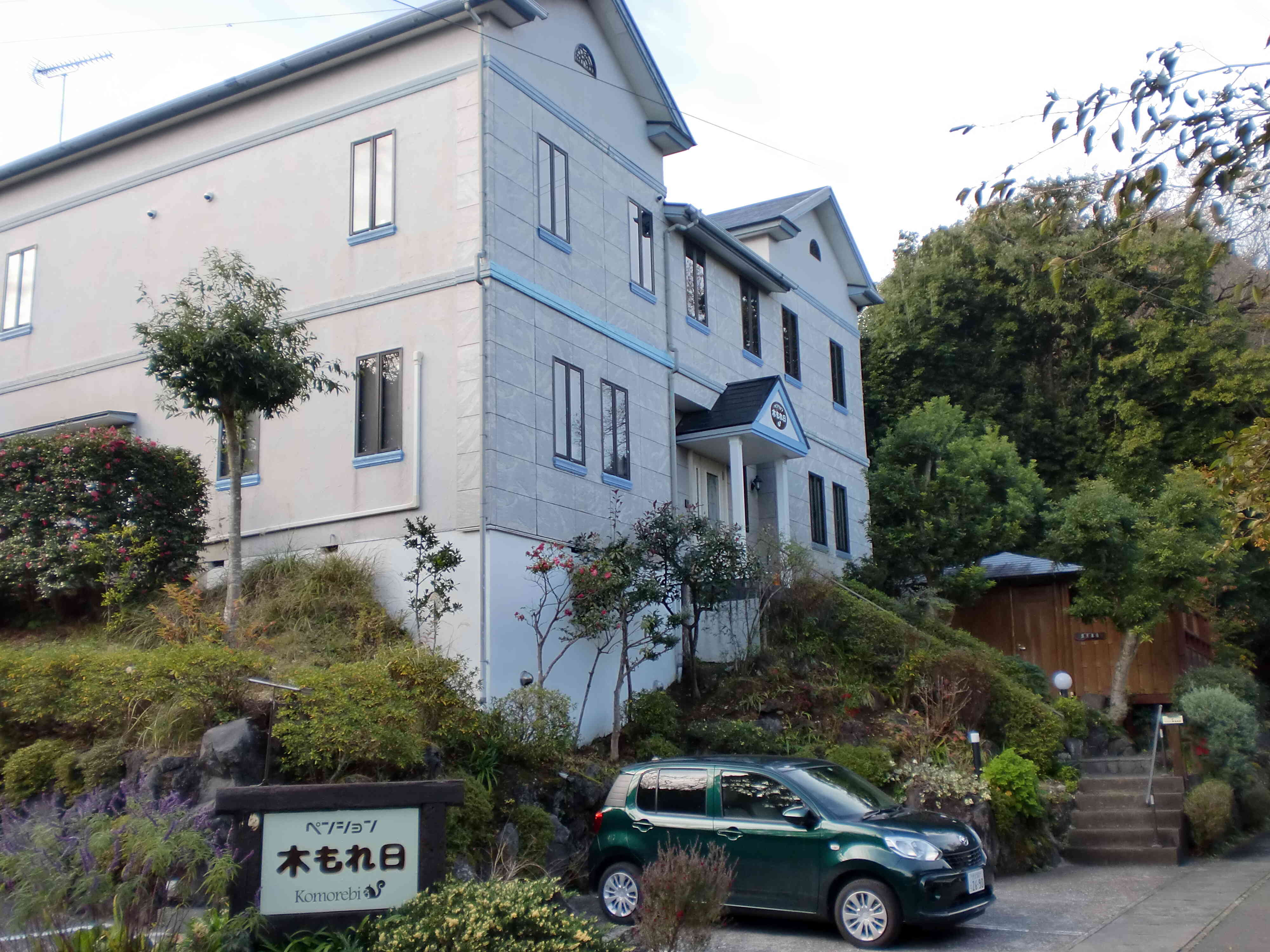 伊豆高原駅から車で10分ほどの場所に、名鉄赤沢別荘地内にある自然環境豊かな場所にあります。