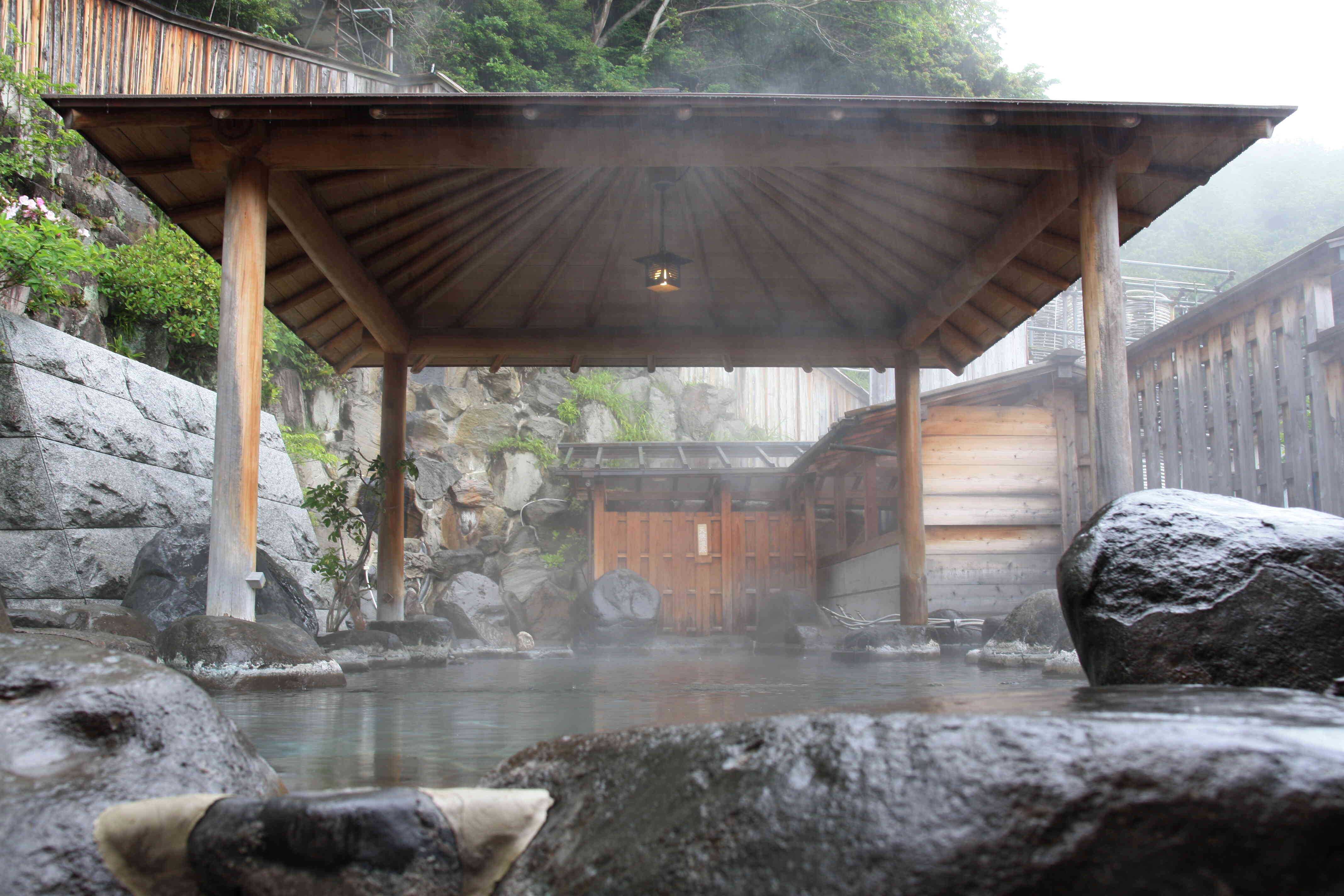 壮観の桜田温泉「大露天風呂」「広さ20帖」「深さ1メートル」の広く深く、泳げるほど大きな露天風呂を無料貸切でご満喫ください。