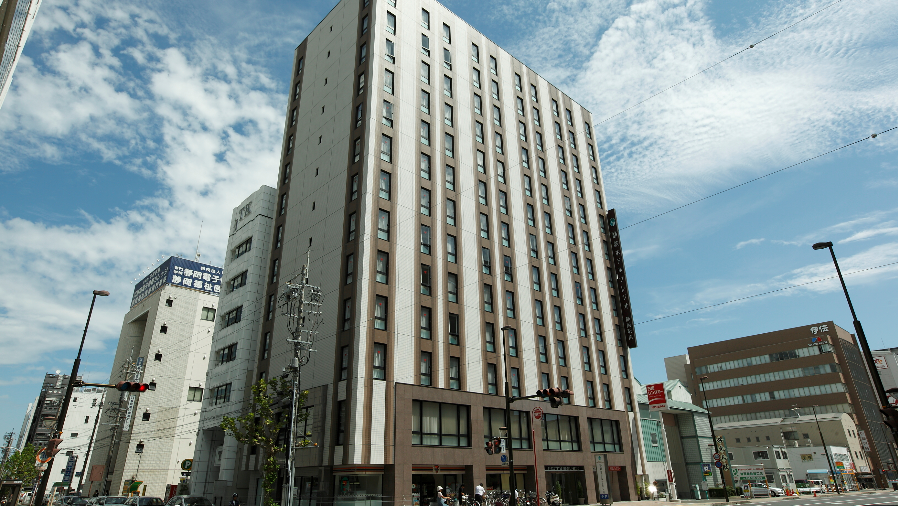 静岡駅南口から徒歩2分、ホテルは免震構造となっております。