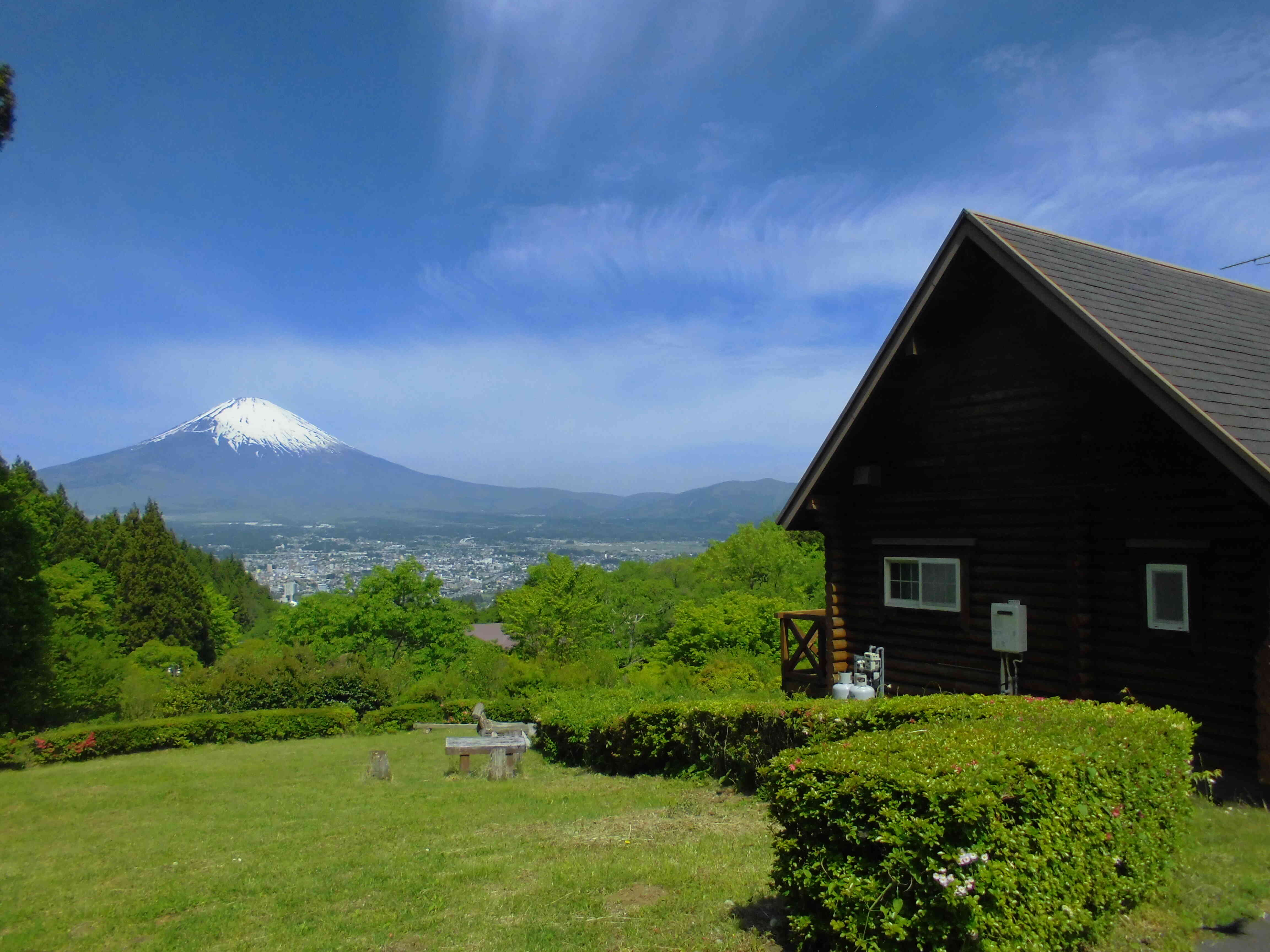 コテージの外観及び富士山