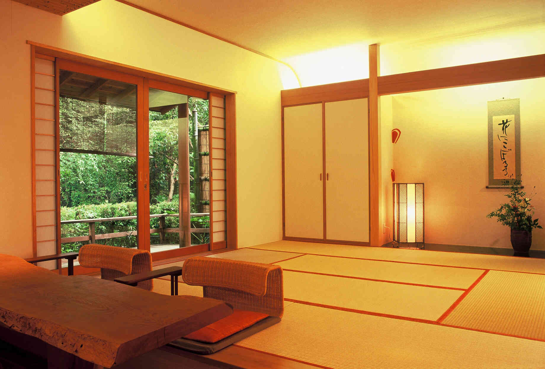 宿泊棟「日本の色棟」内「赤」の部屋。