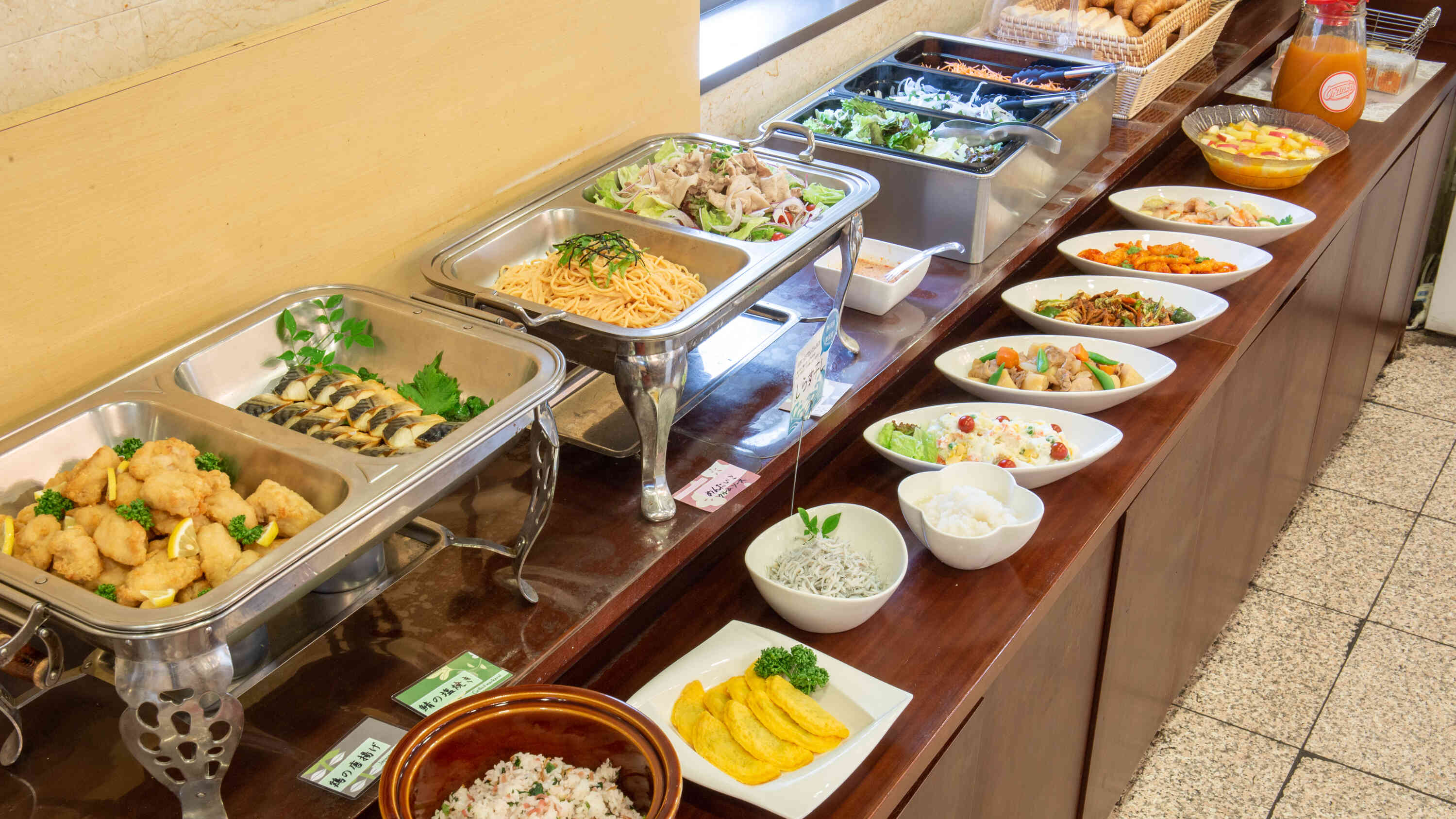 大好評の和洋朝食バイキングサービス！
体に優しい和食と洋食の健康バイキング！毎日、日替わりメニューをご用意！
季節感を取り入れたメニューは大変好評頂いております。