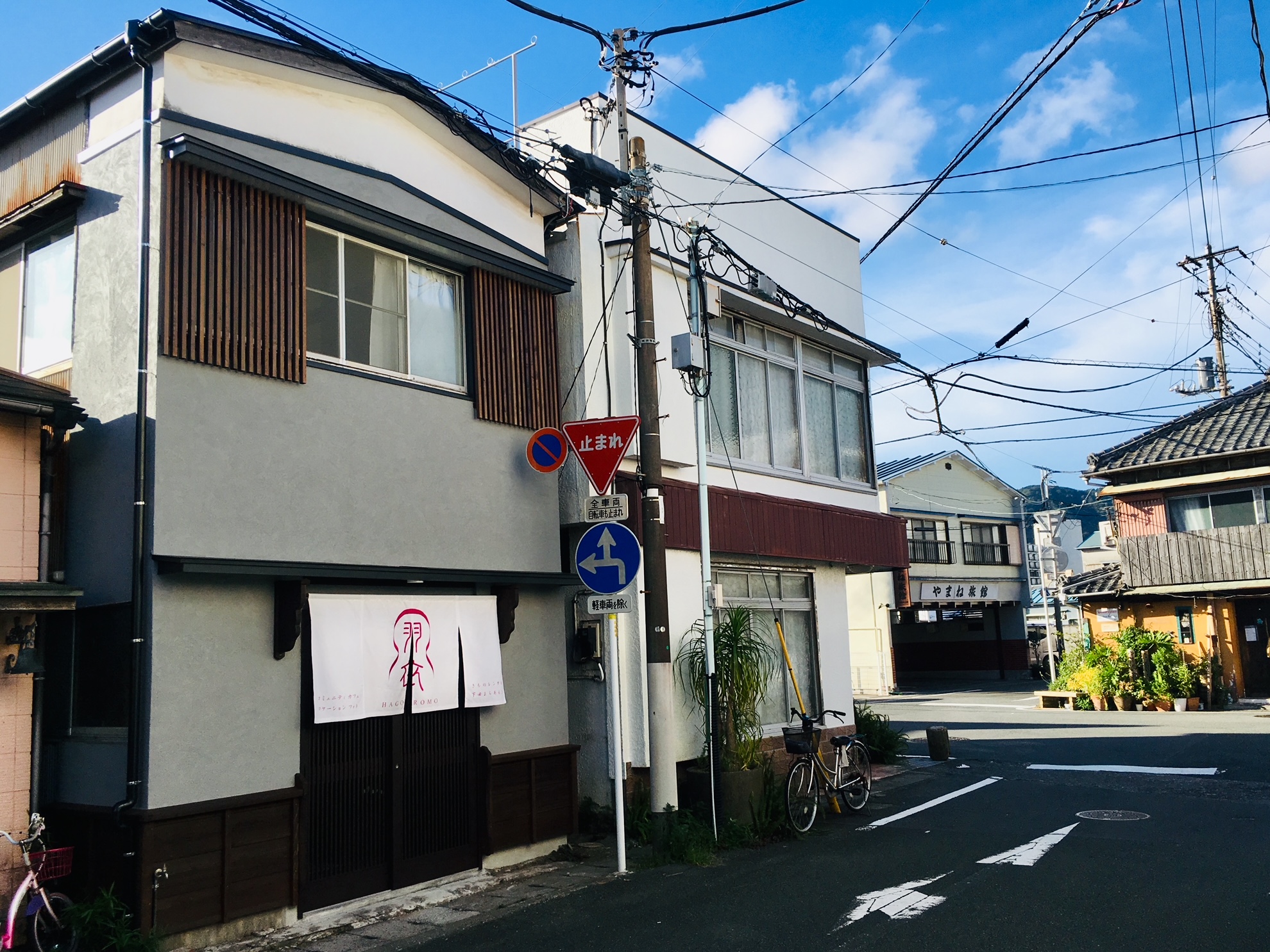 古い通りに馴染む建物