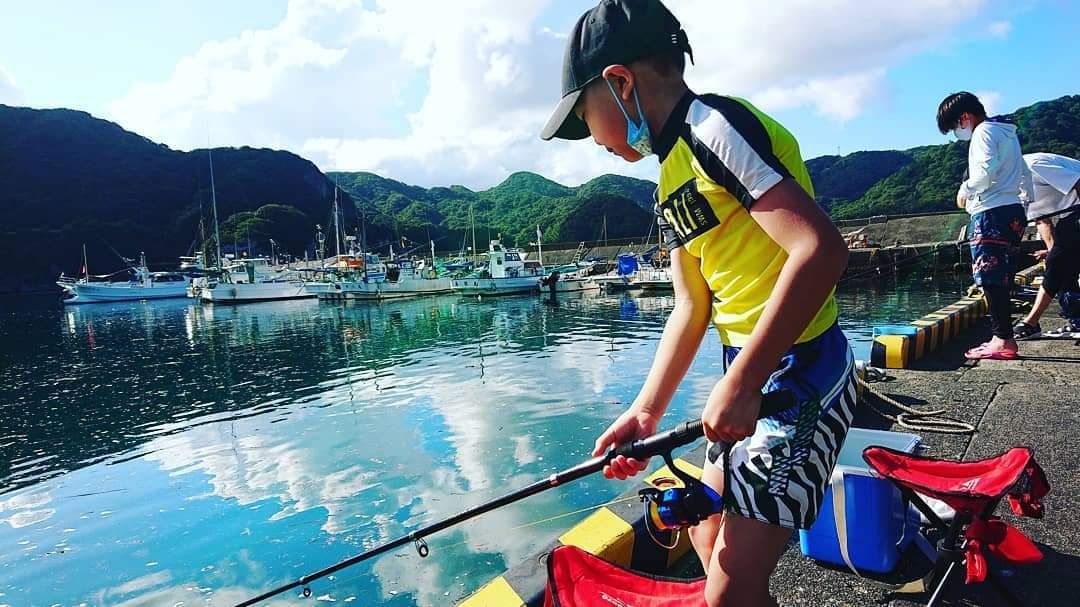 近くの漁港で釣り