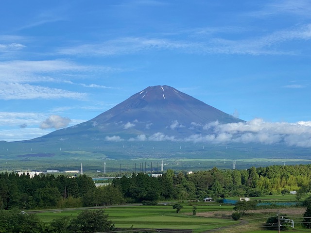 よく晴れた日、当館屋上からの富士山
