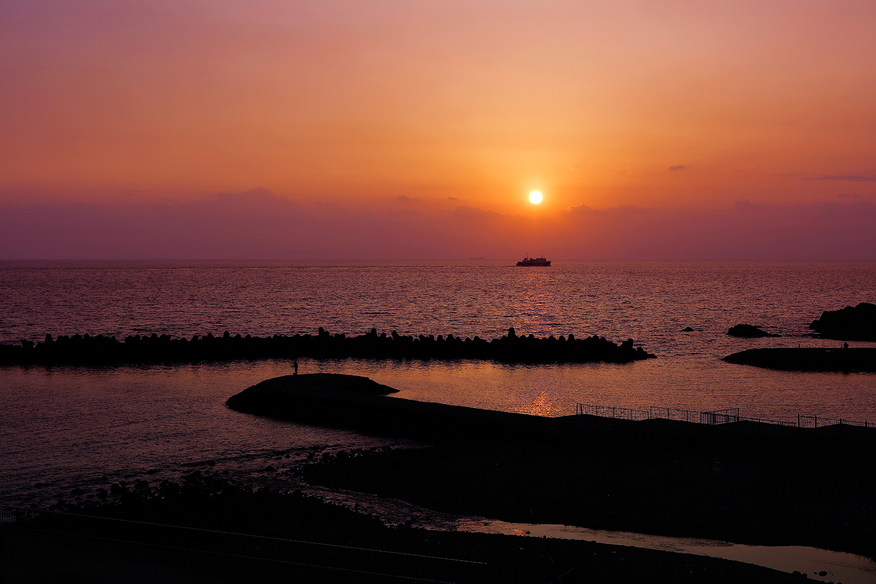 当旅館の目の前はまるでプライベートビーチ。白く美しい砂浜の海を全客室から望め、駿河湾に沈む夕陽はまさに絶景です。

