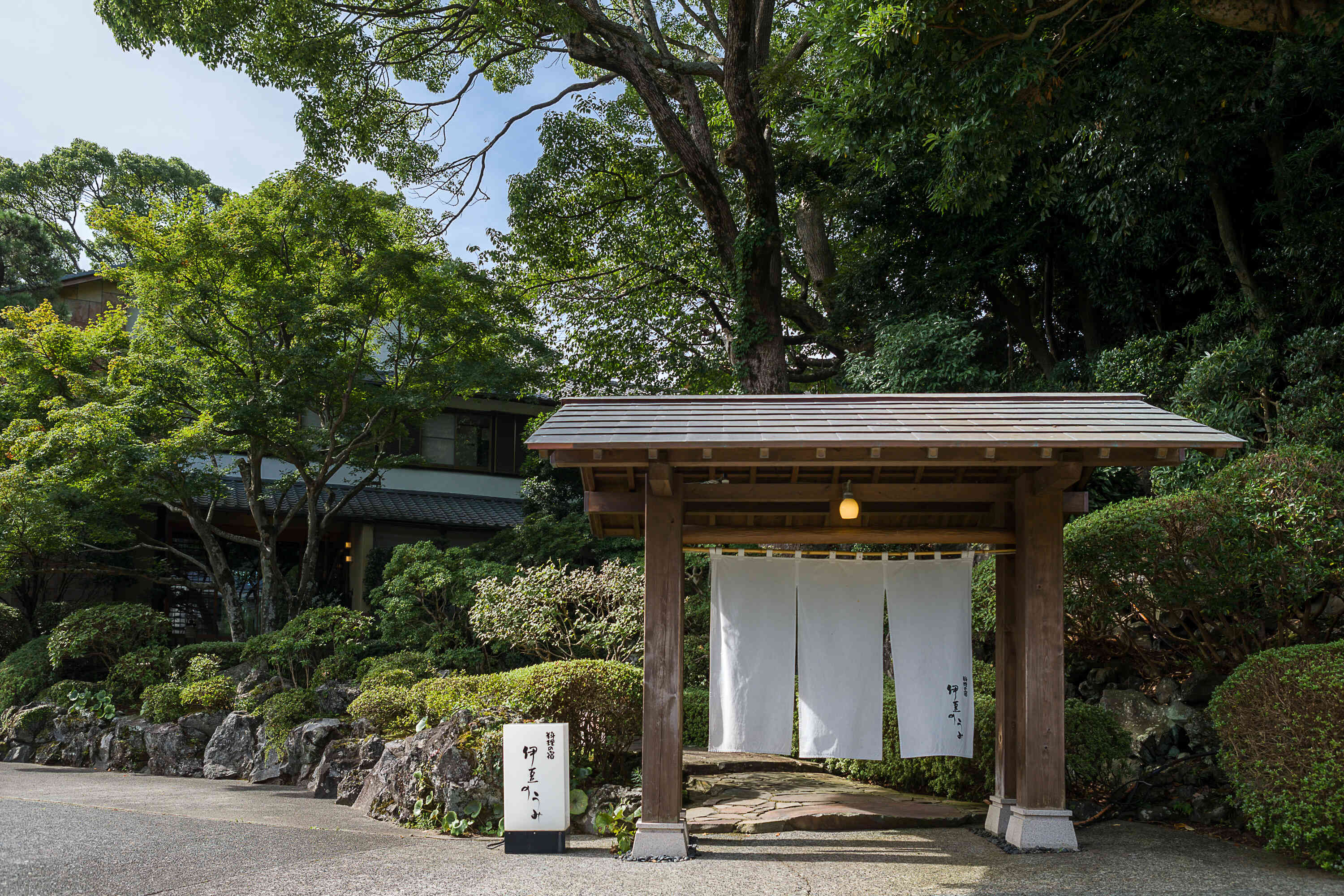 料理で多くの旅人を魅了し続けるそのおもてなしの全てを注ぎ込んだ新しい宿 料理の宿　伊豆のうみ。