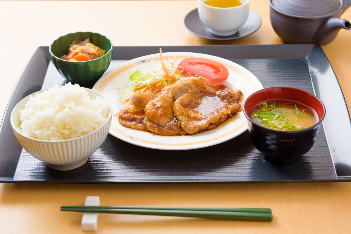 夕食日替わり定食がご用意出来ます。税込600円でかなりお得です!!お部屋でもお召し上がり頂けますのでお酒を召し上がりながら今日の疲れを癒しては如何でしょうか！