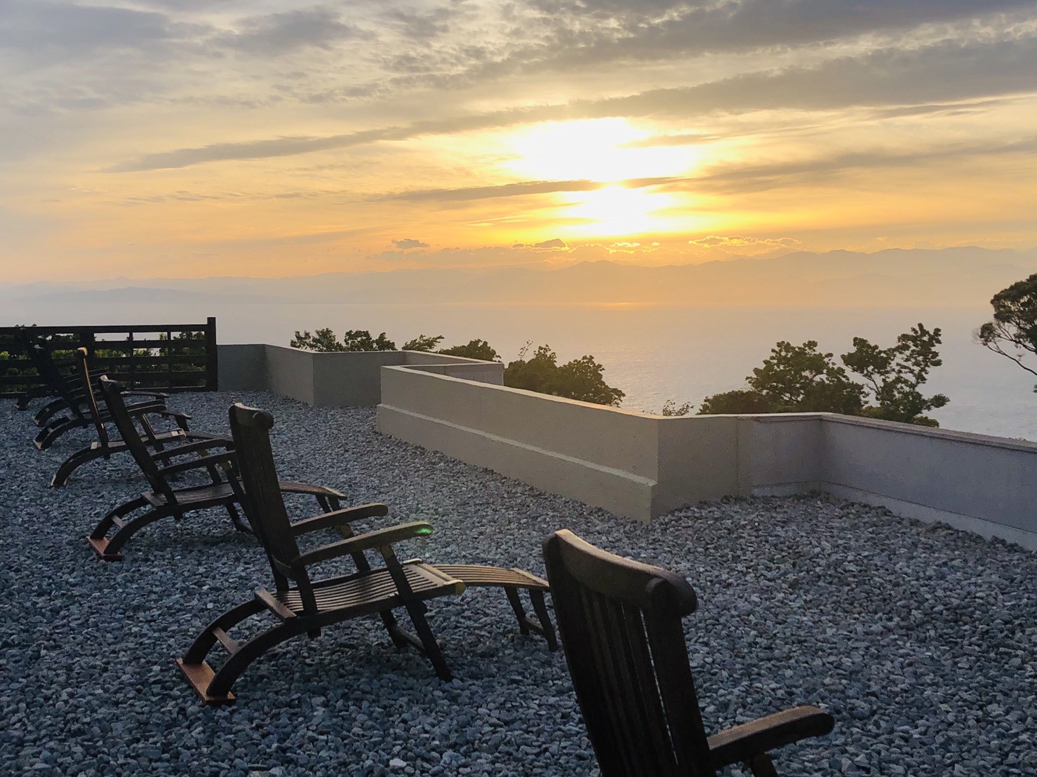 富士山、駿河湾を正面に西空に沈む夕陽をお楽しみいただけます。