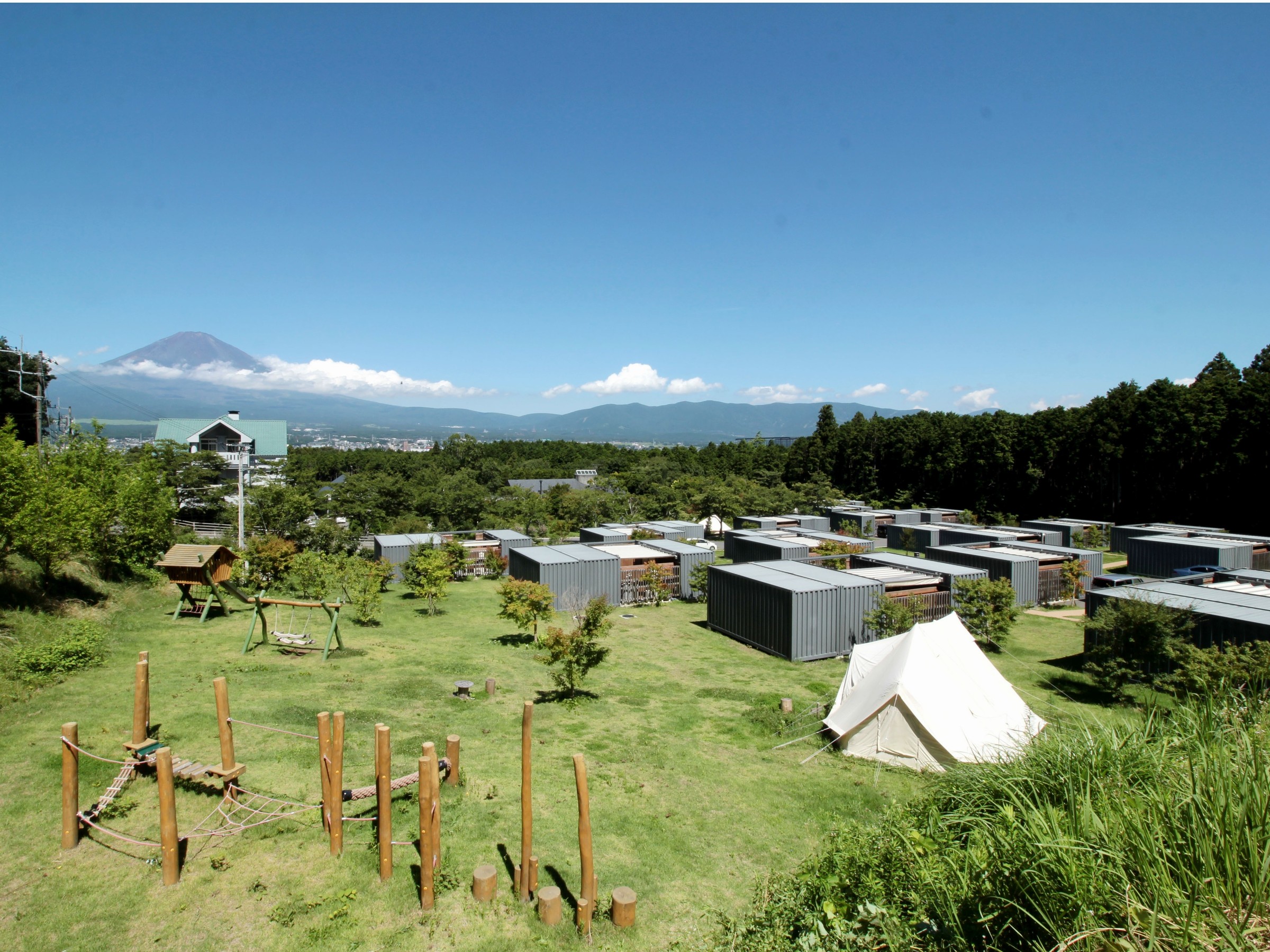 すべての客室が富士山が見えるように富士山の方向を向いています