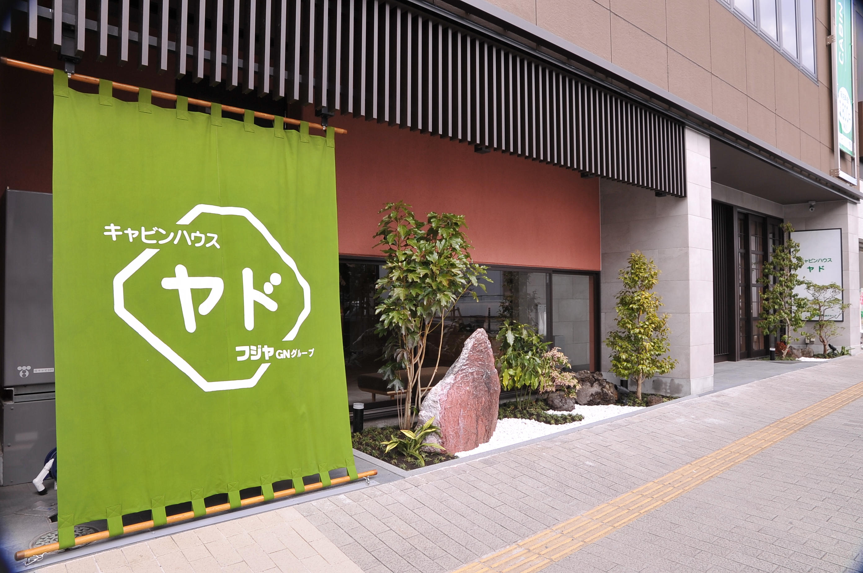 神田商店街の緑の暖簾が目印です。