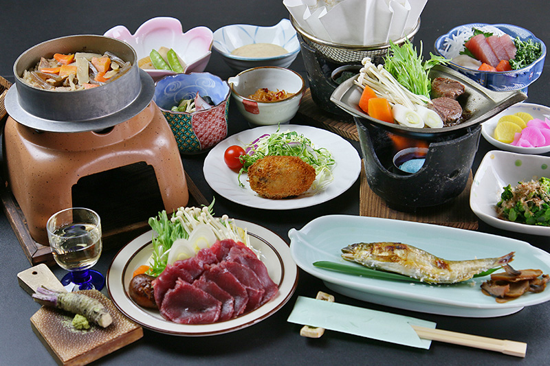 天城山を駆け回る天城鹿は、馬肉のような食感ながらも脂っこくないのが特徴。市場には出回らない美味しい部分のみを使用した、最高級の鹿料理フルコースをお楽しみください。