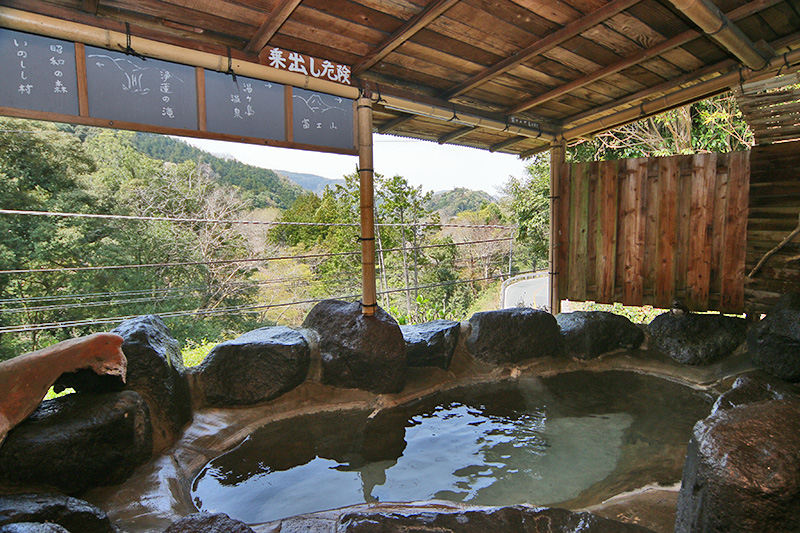 伊豆石を使った、当宿自慢の露天風呂です。 朝方の澄んだ空気の時は、湯けむりの彼方に雄大な富士の山を、また夏の富士登山シーズンには山頂へ向かう人明かりが望めます。