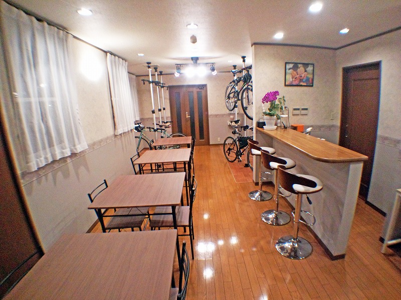 大切な自転車は屋内へ！自転車を眺めながらコーヒーでもいかが？