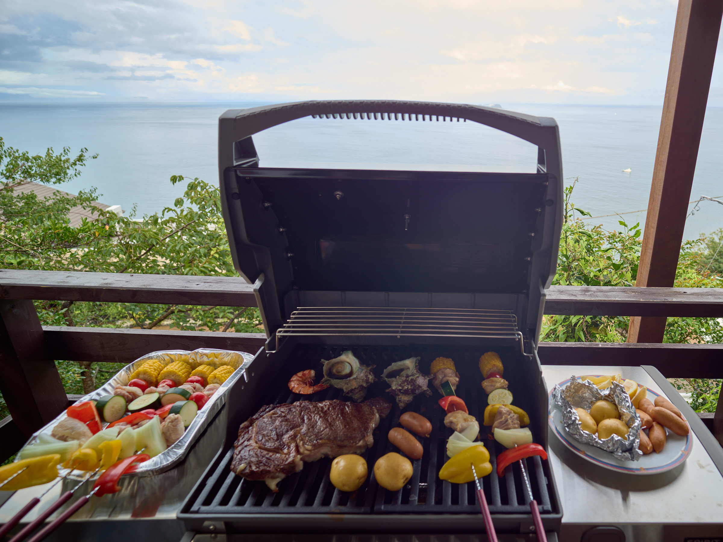 海を眺めながらBBQが楽しめます