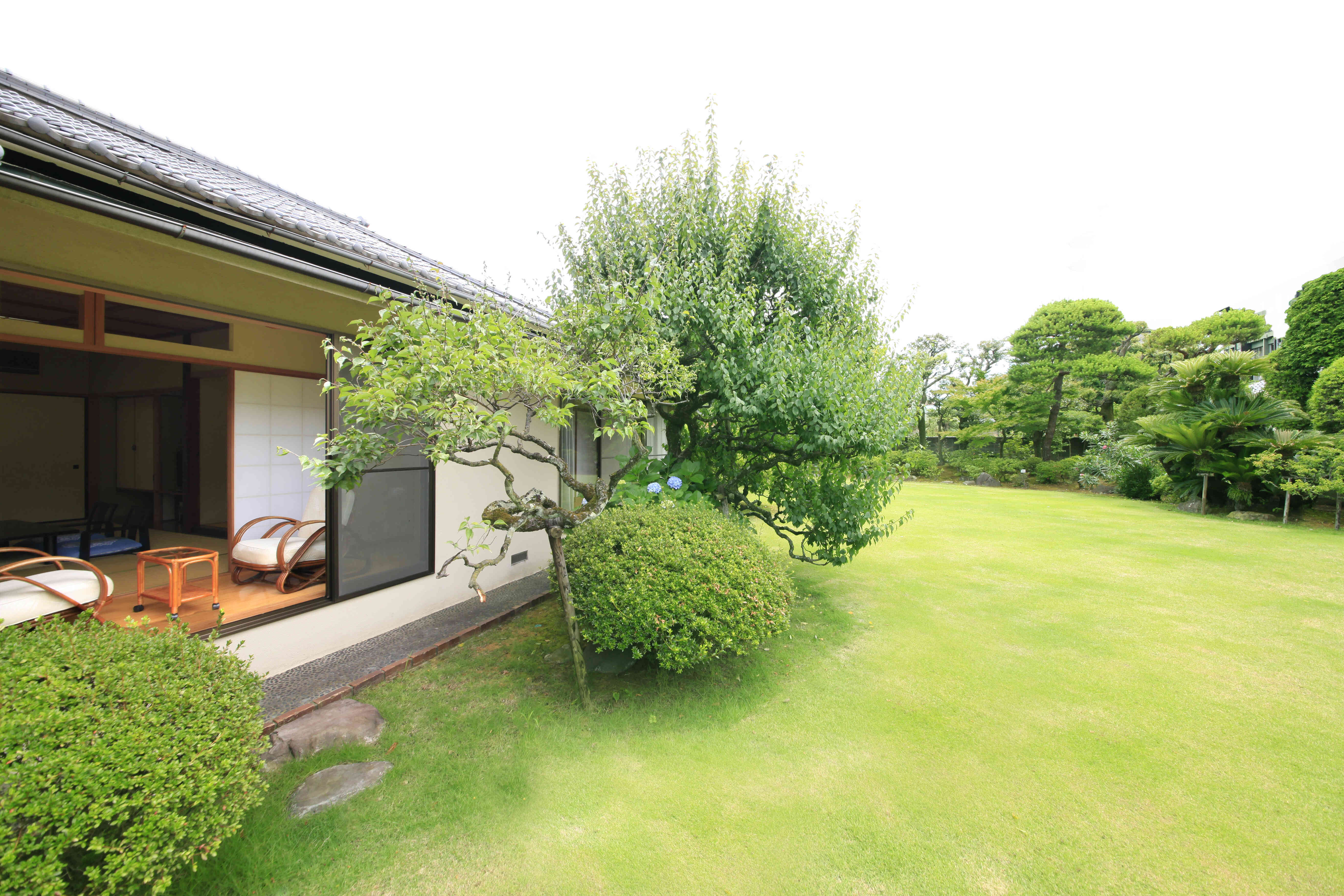 別邸きた岡(サンルーム・庭)