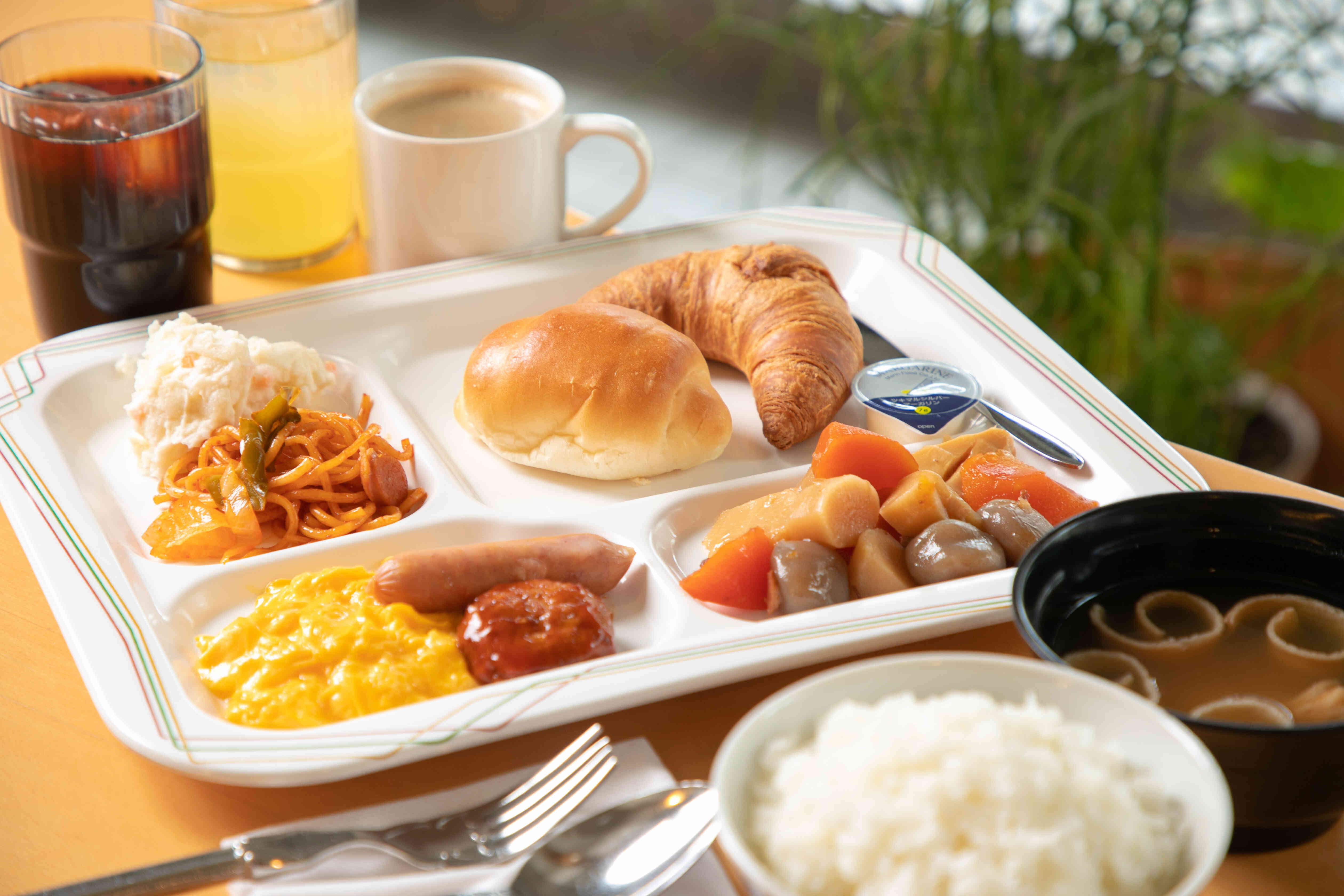 朝食は和・洋の無料軽食バイキング付き♪