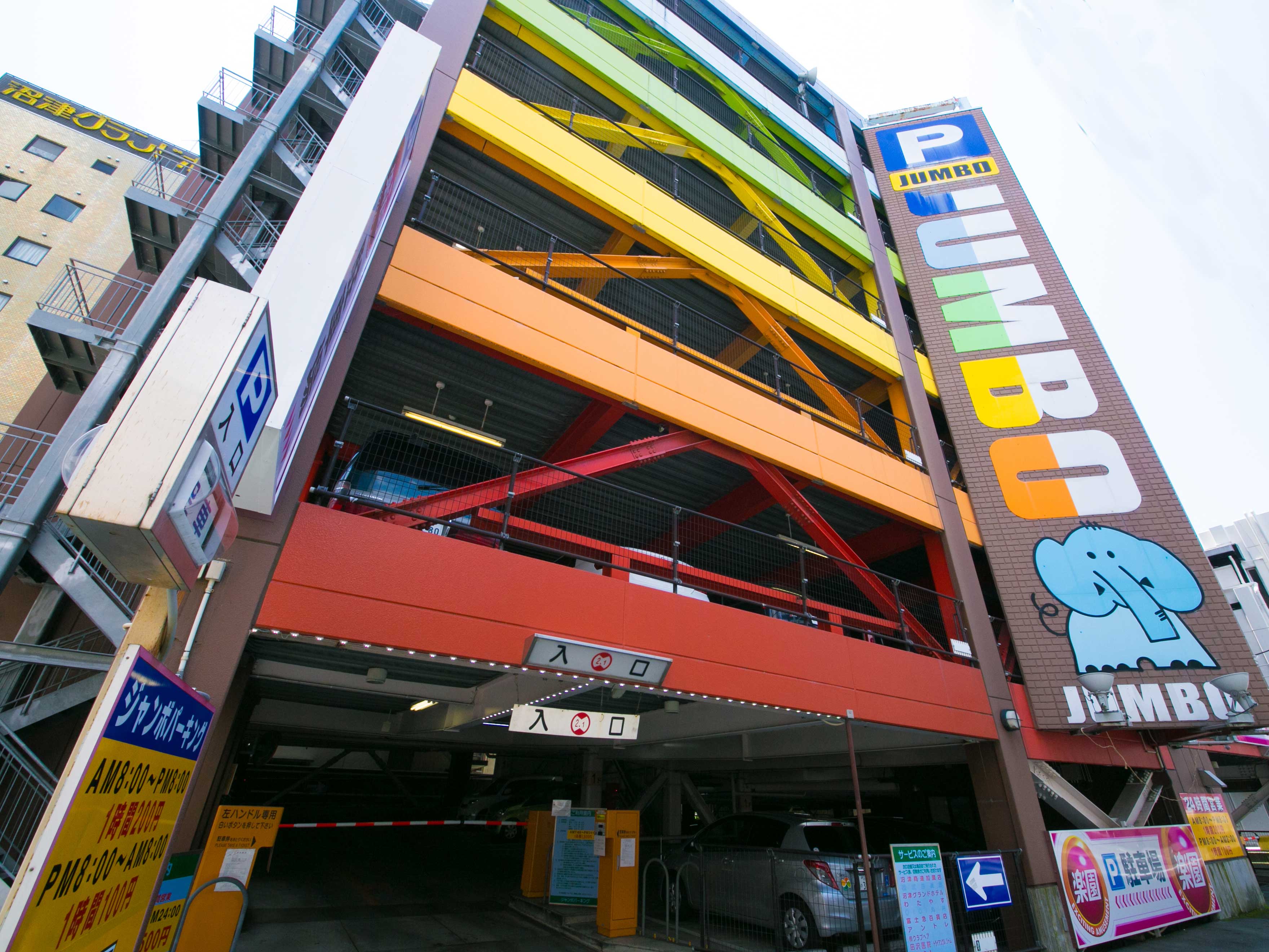 提携先駐車場有。1泊￥800のお支払いで宿泊中何度でも出し入れ可