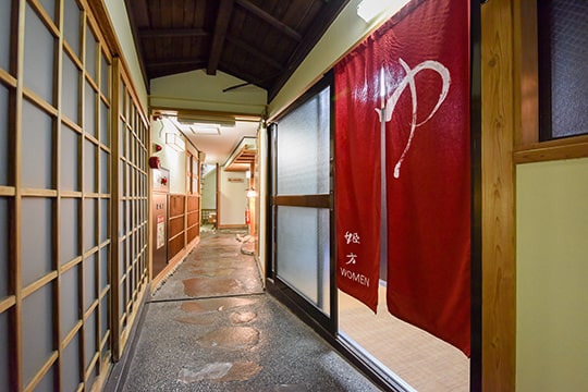 松月では熱海温泉の中でも、樹齢2000余年の巨樹であるご神木・大楠が立つ来宮神社のほとりから湧出する天然温泉を引湯しております。
