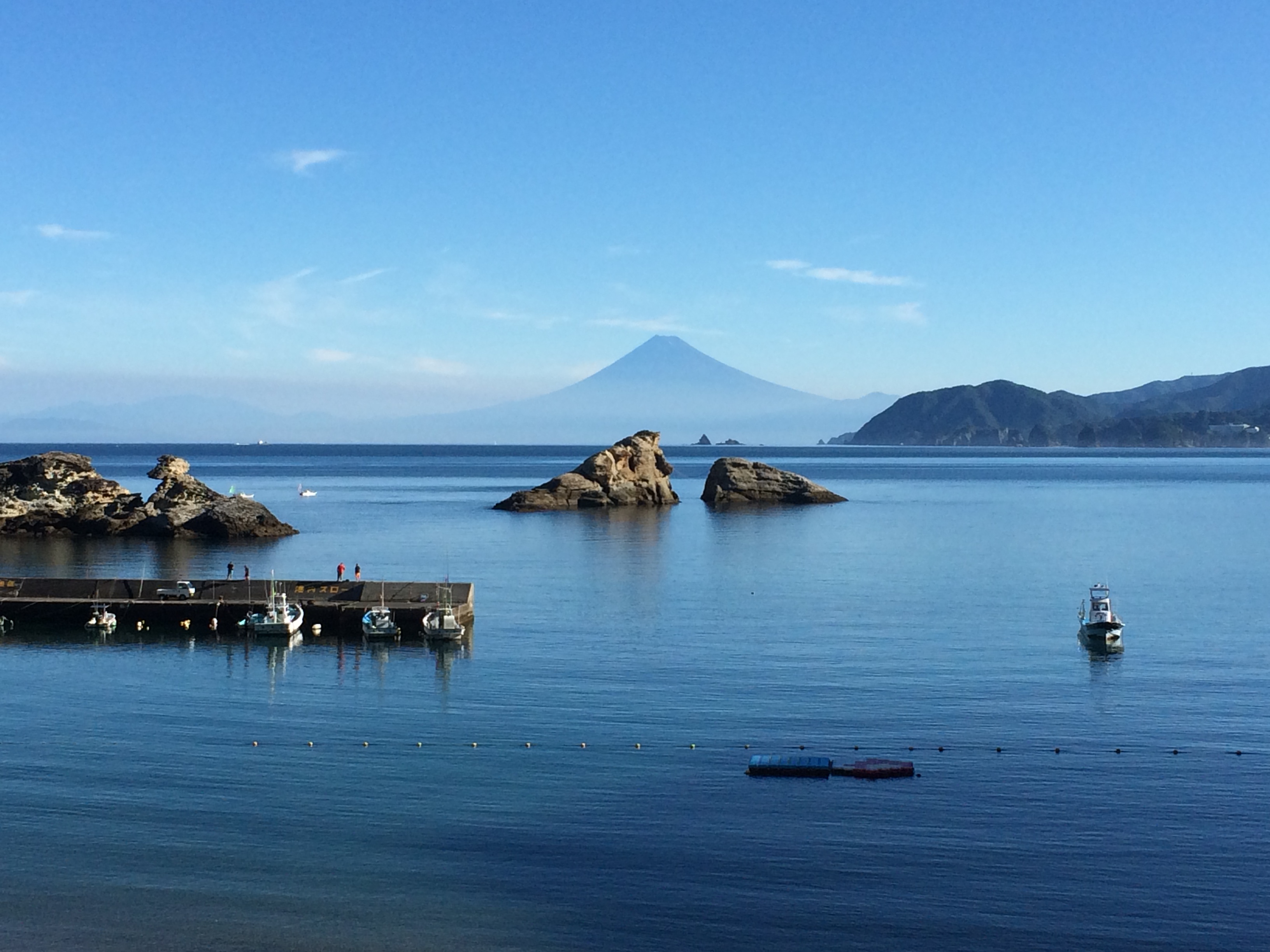 雲見海岸から海越しに望む富士