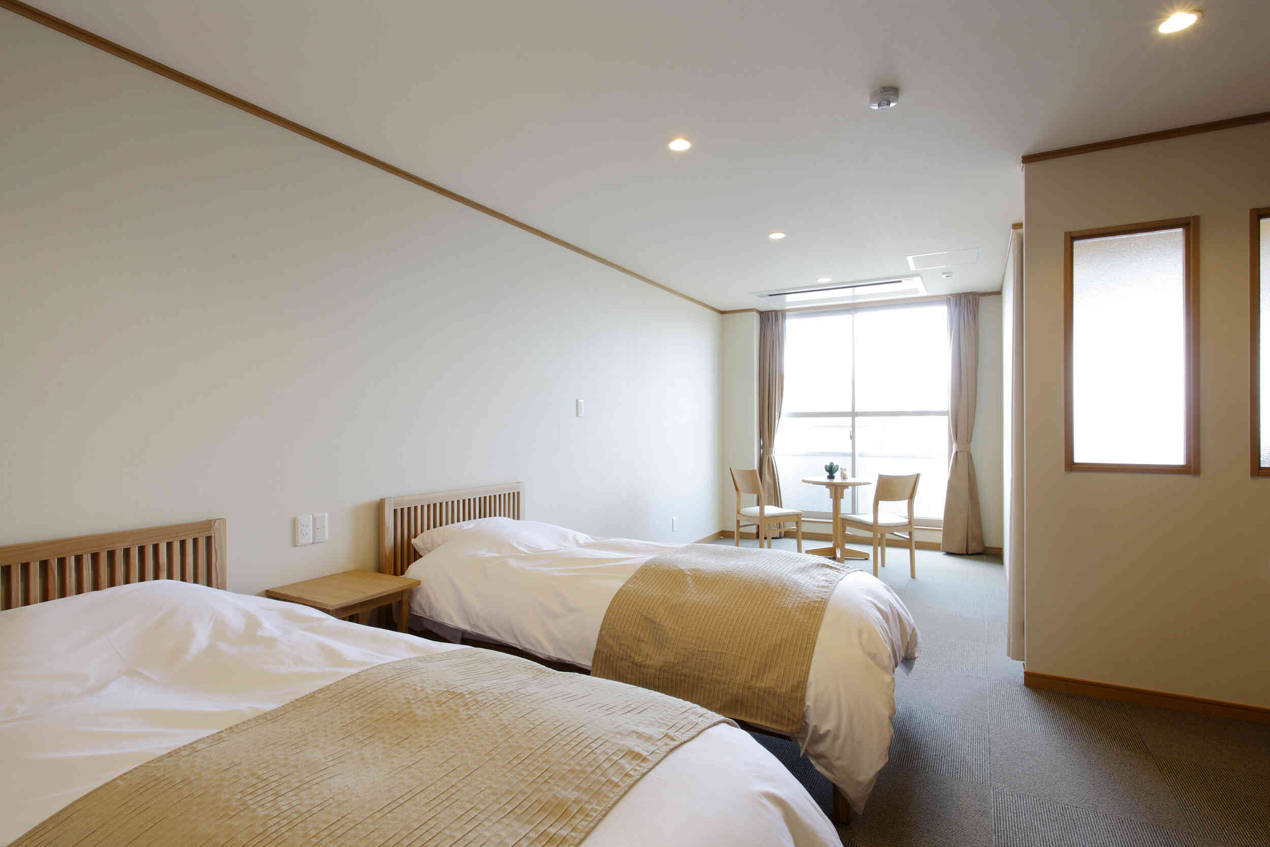 清潔感あふれる客室は約30平米のゆとり。海側、山側どちらからの眺望も良好です