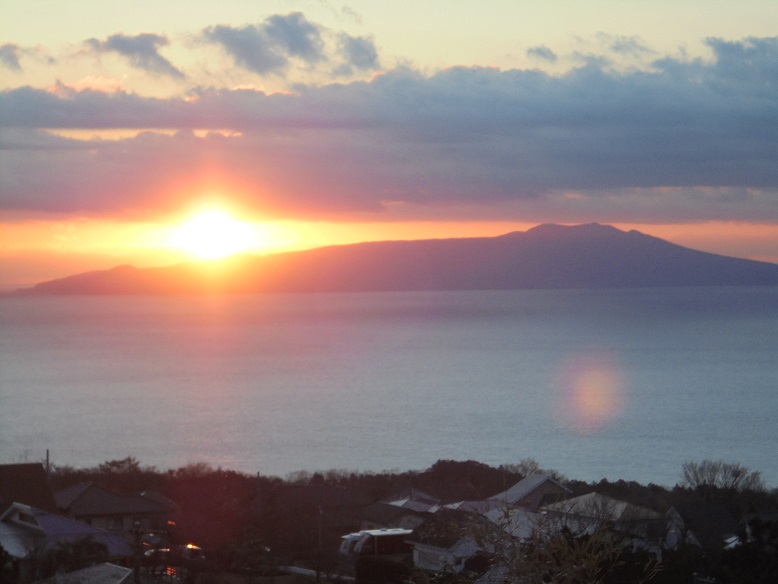 冬の時期には　朝陽が大島のあたりから昇ります。