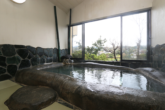 お湯は中伊豆の名湯・梅木温泉を引いております。まったりとした湯質との岩風呂の相性は抜群です。